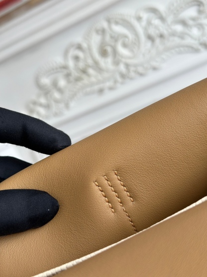 馬蹄包  半手工蠟線	Halzan	
 能滿足各種背法的!!
①手拎包②斜挎包③單肩包④手拿包
togo皮、五金細緻到油邊 無處不精緻√ 
尺寸：25cm