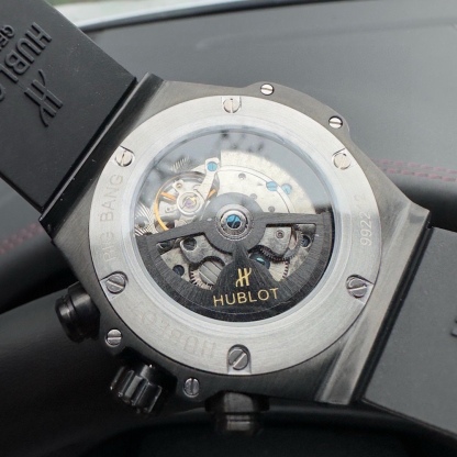 恆寶 Hublot精品男士腕表，勁爆鏤空設計，技藝精湛，獨具匠心，尊貴大氣，紳士風範。採用全自動機械機芯，頂級316精鋼表殼，天然橡膠錶帶，礦物質超強鏡面，尺寸43*13