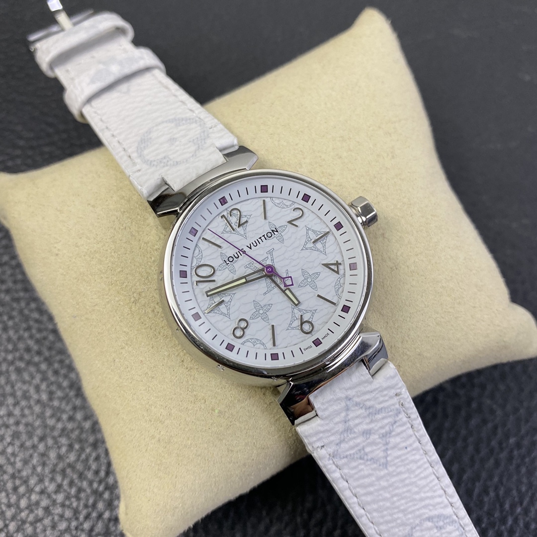 LV工廠超神之作，LV——TAMBOUR SLIM全系列陸續空降市場！致敬原廠 完成使命！【三大超級亮點】腕表尺寸34mm1.錶盤的填油細膩，印刷立體，刻度鑲嵌工整，個個精品無瑕。2.藍寶水晶通透感極佳，與殼體銜接完美。3.表殼打磨呈現瑞士一線品牌高級質感。【兩大必買理由】1.錶帶採用ECCO Leather皮料供應商——手工縫製！還原正品按鍵式快拆設計，方便快捷。2.2020年最具性價比腕表——採用瑞士石英機芯，做工翻倍無返修，不但是送禮佳品，更是自留神器！
