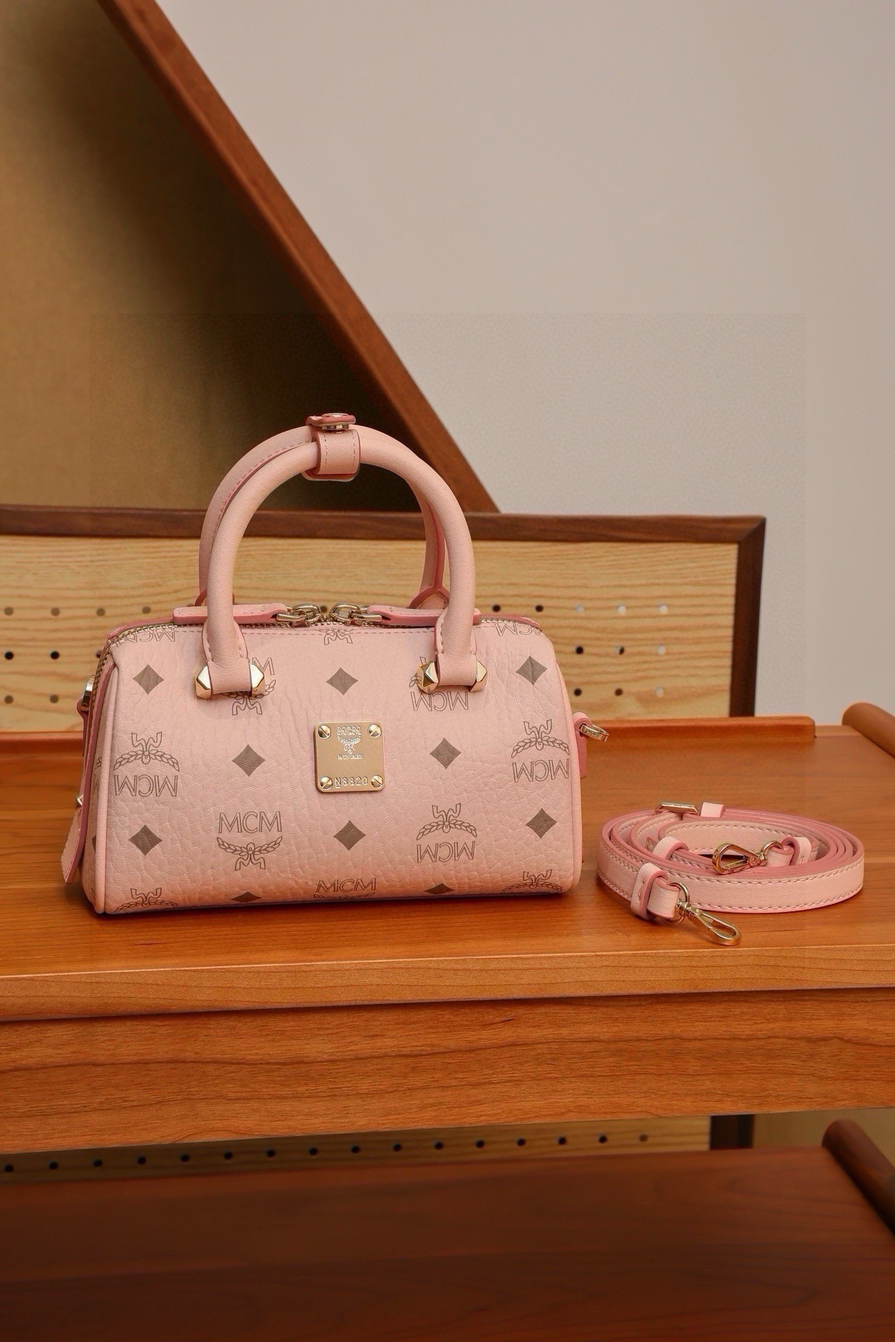 𝗠𝗖𝗠 𝗔𝗿𝗲𝗻 𝗘𝗦𝗦𝗘𝗡𝗧𝗜𝗔𝗟
霧霾粉𝗠𝗶𝗻𝗶#波士頓枕頭包

·Cp獨家®️老花滿印
🉑️單肩🉑️斜挎🉑️手擰
這款mini波士頓包對經典風格進行了全新演繹，採用淡粉色設計，是一款誕生於慕尼黑黃金時代的高端旅行包袋。經典Visetos材料製成，表達了向MCM根植於旅行理念的致敬。其外型讓人聯想起週末旅行包，採用乾淨利落的線條設計，並配有方便開啓的加長拉鍊。做工精細，一絲不苟，頂部提手由手工進行纏繞、針縫和邊緣上漆。
