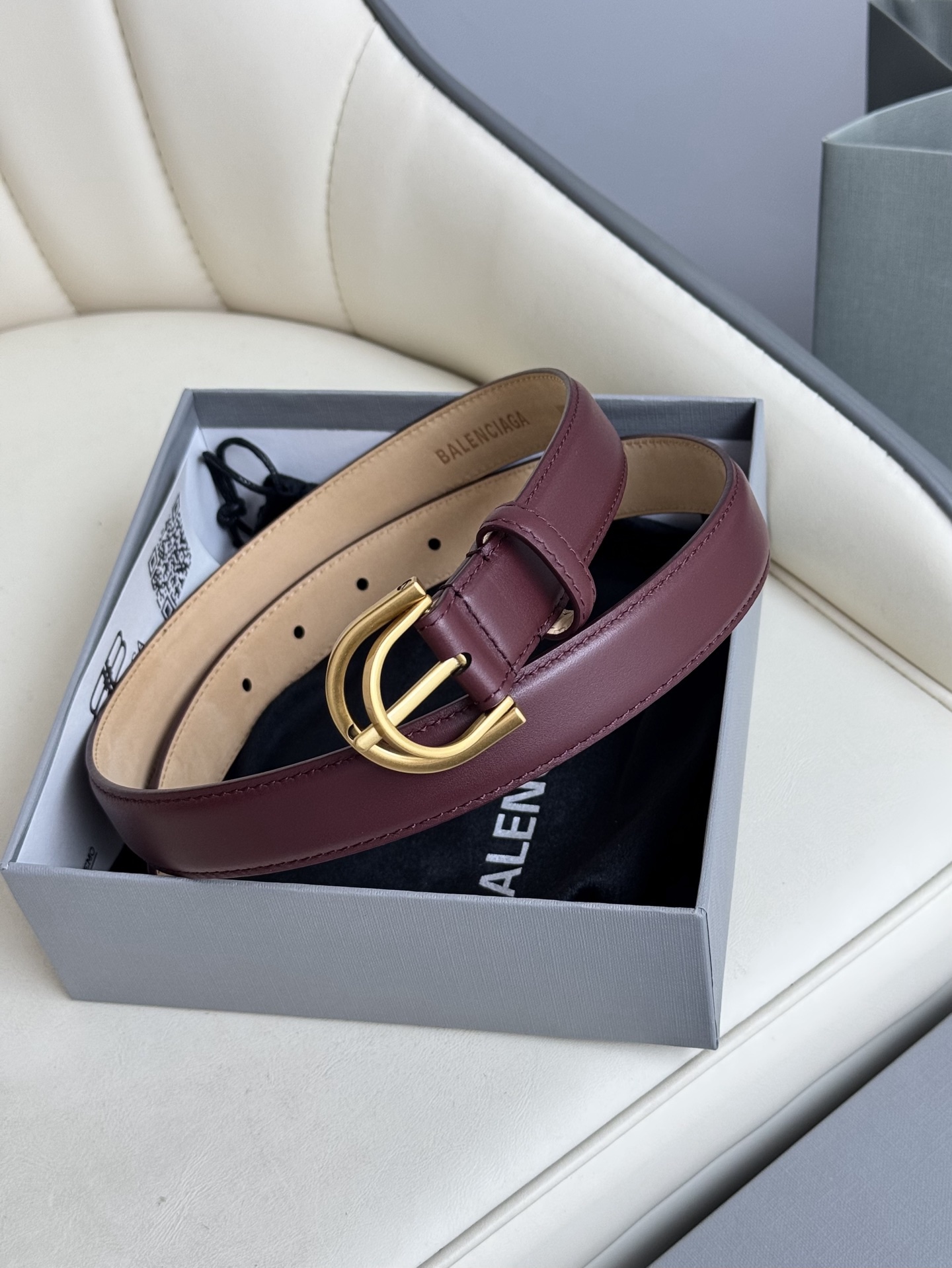 巴黎世家（Balenciaga）寬度2.5cm 是法國的奢侈品牌，作為時尚界最具影響力品牌之一的地位。設計師源於：都市時尚潮流獨特的設計風格，採用進口小牛皮製作；搭配純銅復古五金，使其更具魅力。值得擁有的百搭精品