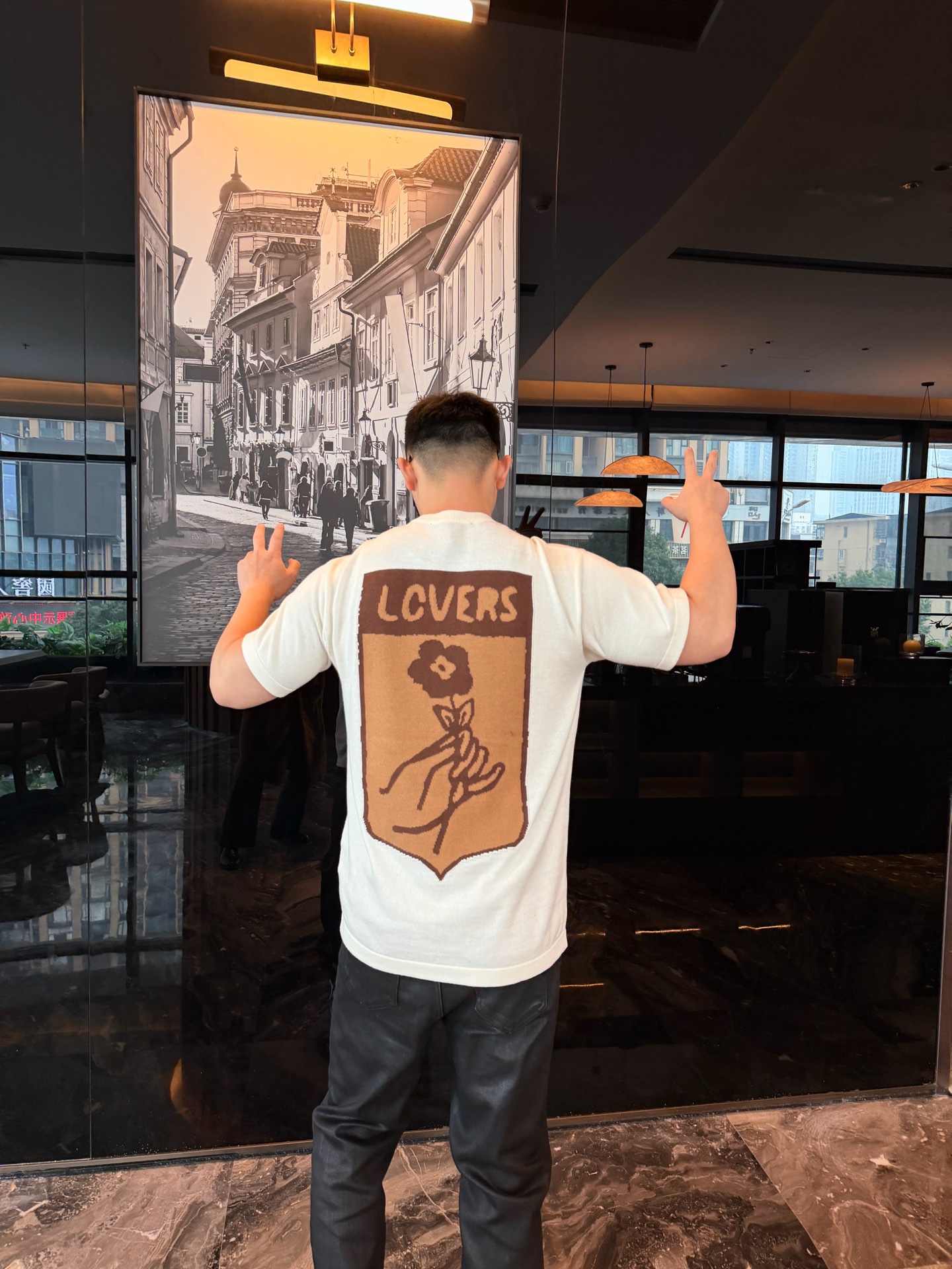 🔝LOUIS VUITTON LV 皮箱幾何圖針織短袖T恤
定織雲柔密紡棉針織料，嵌花提花織法，精細編織不僅確保了圖案的清晰度，還大大增強了織物的耐用性，成衣洗水加軟去味工藝，通過專業的洗滌設備和特定的洗滌劑，對衣物進行深度清潔和去味處理，改善衣物的手感和外觀，寬松版型
B Size：S-XL