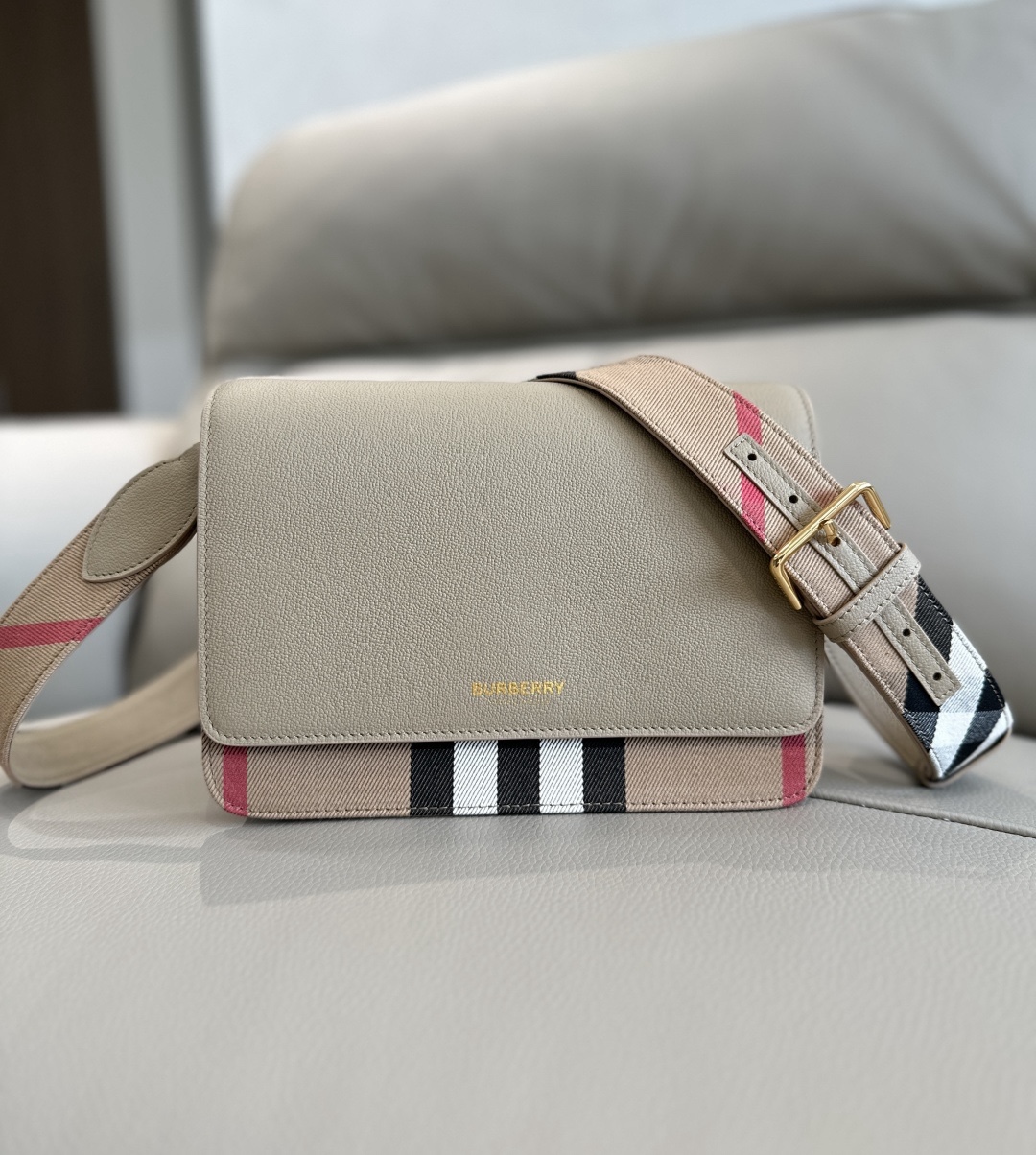 B家最新格紋挎包配上寬肩帶 💕肩帶長短可以自動調節，單肩斜挎包手拿，隨心所欲 
進口小牛皮拼帆布格紋實用性超絕，日常通勤、逛街出行，所需物品都能輕鬆裝下 尺寸24x17x9型號0251