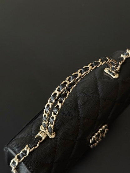 Chanel 25S 新款本季 最火的小球牛皮Kelly 手柄包
這顆絕對是黑馬
第一眼看到就深深愛上💕
顏值不必說 直接閉眼入不會錯
很好打理 也是百搭型
實現了單背斜挎腋下背手拎的效果📷
簡直就是福音〰️
很精緻 值得珍藏🔝

五金：全鋼18K淺金
皮料：獨家Haas小牛皮
尺寸：𝟏8*𝟏0*4.𝟓 𝚌𝚖
型號：AS3238