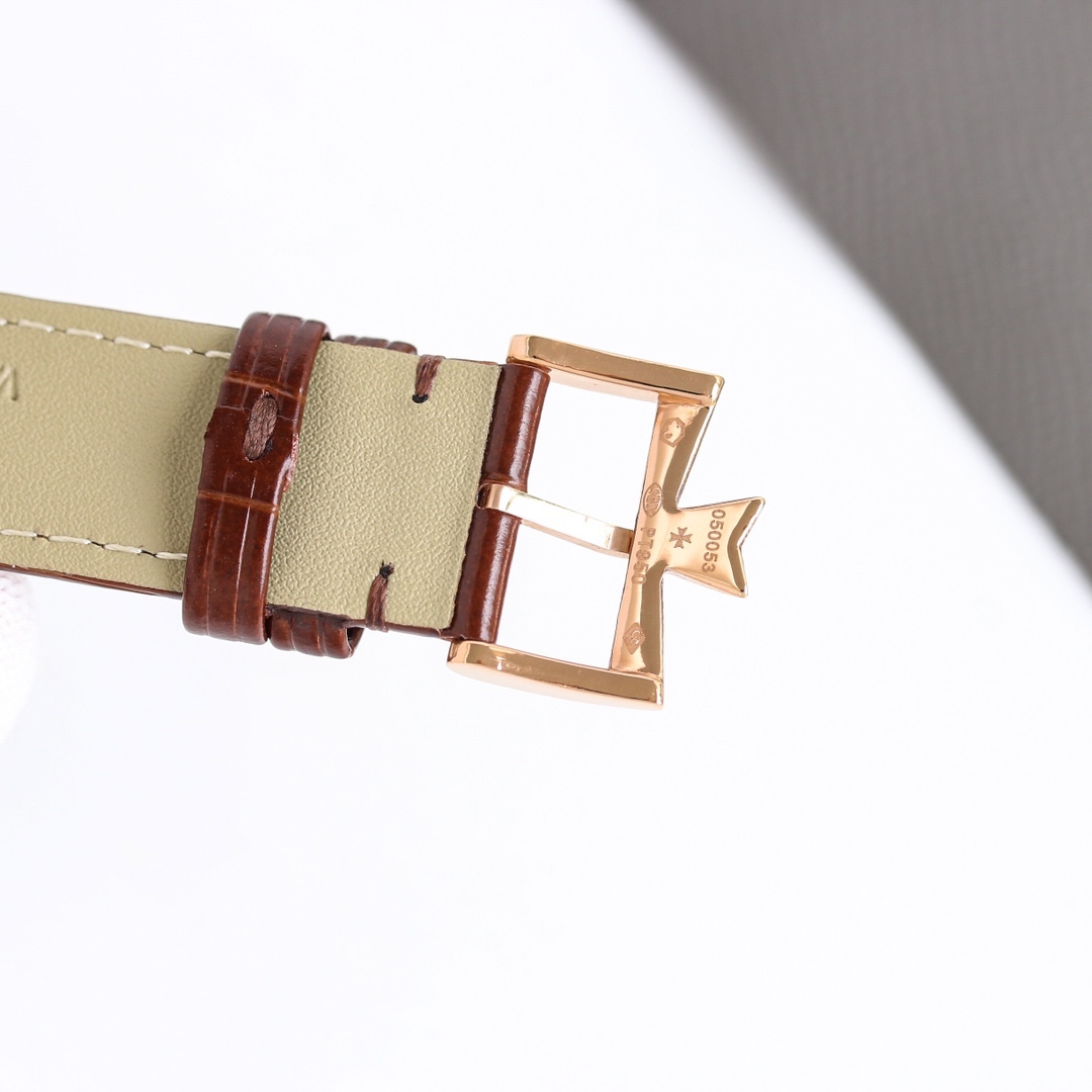 
江詩丹頓傳承系列腕表火爆上市！🔥簡雅大方，完美結合，讓你感受優雅紳土氣息！[禮物]該表搭載原裝進口9015超薄機芯，每小時振頻28800次，性能穩定，零返修！表殼： 釆用316 精鋼，藍寶石玻璃鏡面！🎖搭配意大利真皮錶帶原裝扣，直徑：40 mm，超強防水，簡潔大氣，高端品質，適合各種商務場合，送禮首選！