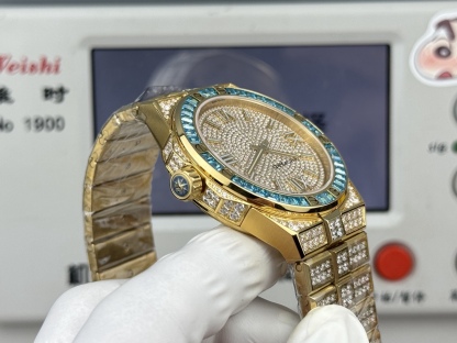 Factory 獨家力作👍
蕭邦AlpineEagle雪山傲翼系列
🌈彩T鑽🌟變色龍🦎滿天星✨限量款及隱藏款首推
如炬目光，比擬暗夜星芒⛰️於山川湖海間🌊洞見紳士願景與磅礡未來👔
尺寸：原裝一致41mmX9.7mm
機芯：9015改Chopard 01.01-c
錶鏈：獨家原版開模金磚型鏈節一體式錶鏈
岩石紋錶盤，鍍銠羅馬數字，時針及分針時標均覆以Super-LumiNova® X1級螢光塗層
致獻當代“雄鷹”，志存高遠之人在日常生活中超邁群倫，其視野啓迪人心、昇華情志。憑借遠見和決心，