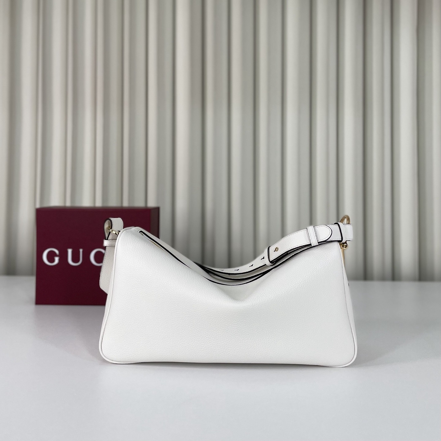 Gucci Half Horsebit系列大號肩背包，煥新呈現，以現代風格煥新演繹品牌最具標誌性的元素之一。該系列巧妙融蘊休閒廓形與標誌性的半馬銜扣配件，這也是其名稱的由來。內部：一個開口袋，可調節牛皮革肩帶，款號862530  尺寸38X20X15