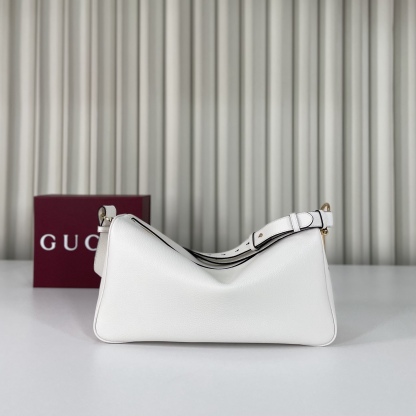 Gucci Half Horsebit系列大號肩背包，煥新呈現，以現代風格煥新演繹品牌最具標誌性的元素之一。該系列巧妙融蘊休閒廓形與標誌性的半馬銜扣配件，這也是其名稱的由來。內部：一個開口袋，可調節牛皮革肩帶，款號862530  尺寸38X20X15