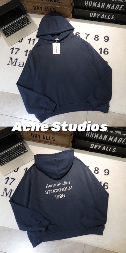 Acne Studios 純色1996系列復古水洗破洞字母衛衣 原廠品質 男女同款

-面料：採用原版一比一定織定染原版一致380g面料。含量棉89％聚酯纖維11％，面料表面紗結看似起球效果，實則是獨家棉點肌理工藝，3D立體觸感，還原面料99％原生質感。

-輔料：原版拆解開發，一比一定制的小標，領標，水洗，吊牌，五金等等。

-工藝：原版分解，從裁剪，拼接，到縫製工藝完全原版一比一。衣破洞位置均為手工砂輪打磨，全衣上下幾十處破洞。噴色做舊部位需要噴馬騮師傅多次調試顏色，經過多次水洗，烘幹才