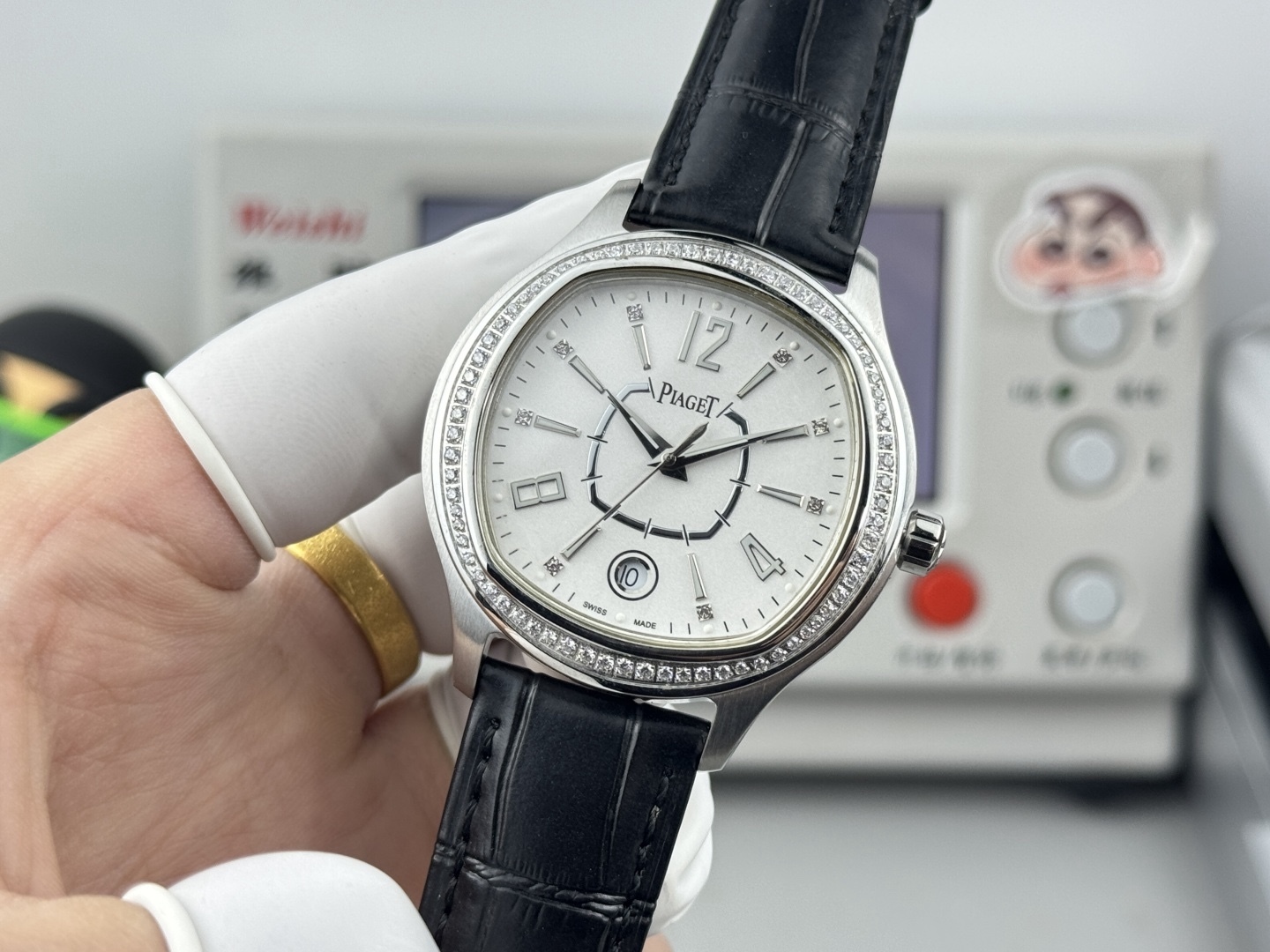 
最新推出男士款”
熱賣款🔥🔥🔥！方形殼—在推出新面孔—更別緻—更有型—經典
品牌：伯爵(方正卓絕 精緻之作）爆賣款🎉🎉🎉
類型：精緻款男士腕表（卓越）有轉必賣
錶帶：真牛皮&316L錶帶（舒適）大氣磅礡
機芯：超頂級機械2824機芯（穩定）
材料：礦物質超強鏡面（耐磨）
大氣風範 無限渴望 特別創意 載譽上市
尺寸：直徑42mm厚10mm榮譽
新款上市！歡迎轉載！