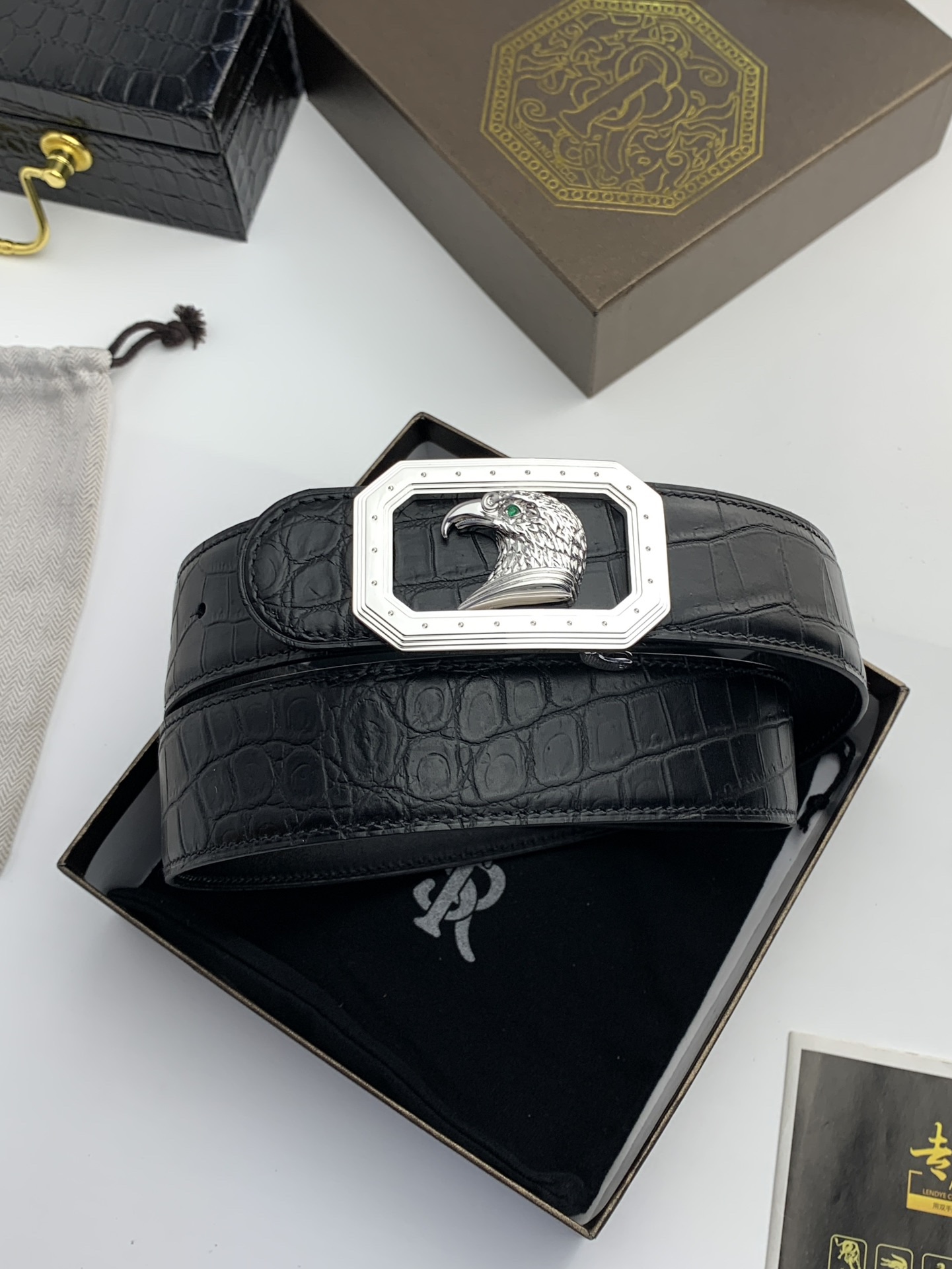 【史蒂芬】原版鰐魚紋牛皮腰帶，搭配新款不鏽鋼鷹頭扣，寬度3.8cm，雙面可用，無夾層，長度不可調節，需要選擇合適的尺碼。具有獨特吸引力！