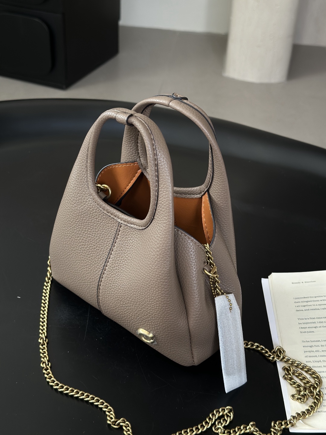 Coach新款首發🔥Lana19 mini號
尺寸：19✖️17cm
精緻小巧，簡約時尚
可手拎，可斜挎 ☑️小號 灰色
尺寸：19✖️17cm