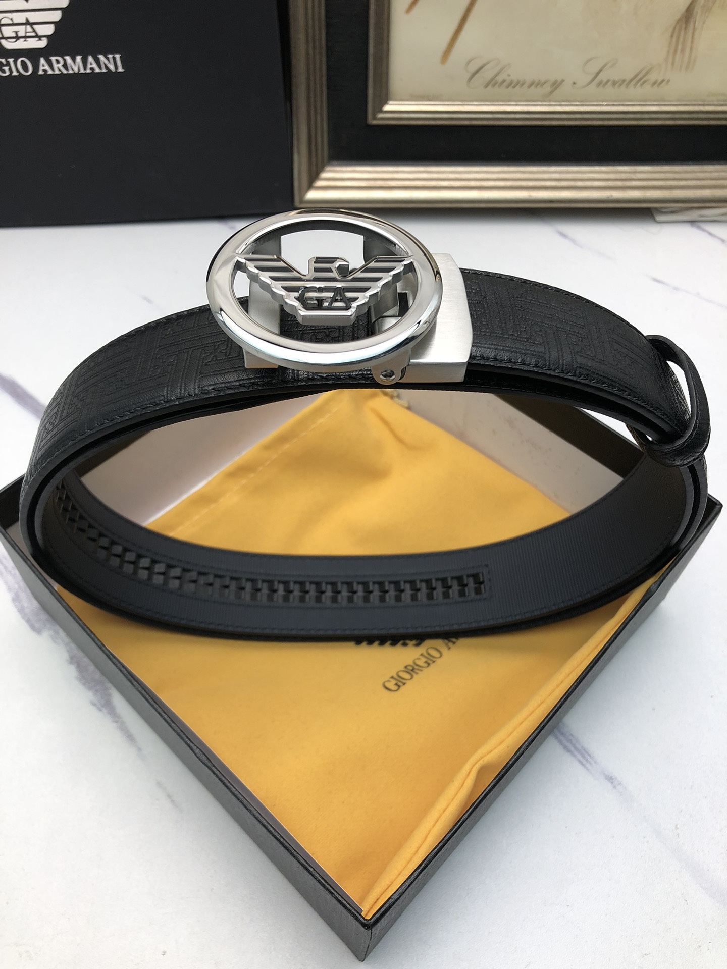 阿曼妮：原單頭層牛皮燙印花紋面，內襯頭層小牛皮底，搭配原單自動扣，可裁剪的自動帶，此款腰帶面雙採用意大利原定廠制進口牛皮帶身 ，對專版櫃足寬3.5