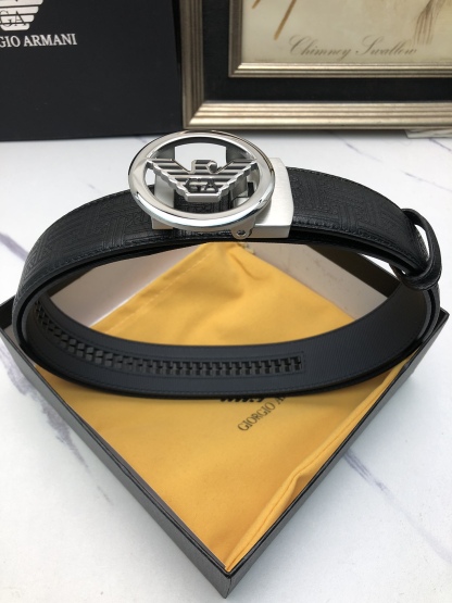 阿曼妮：原單頭層牛皮燙印花紋面，內襯頭層小牛皮底，搭配原單自動扣，可裁剪的自動帶，此款腰帶面雙採用意大利原定廠制進口牛皮帶身 ，對專版櫃足寬3.5