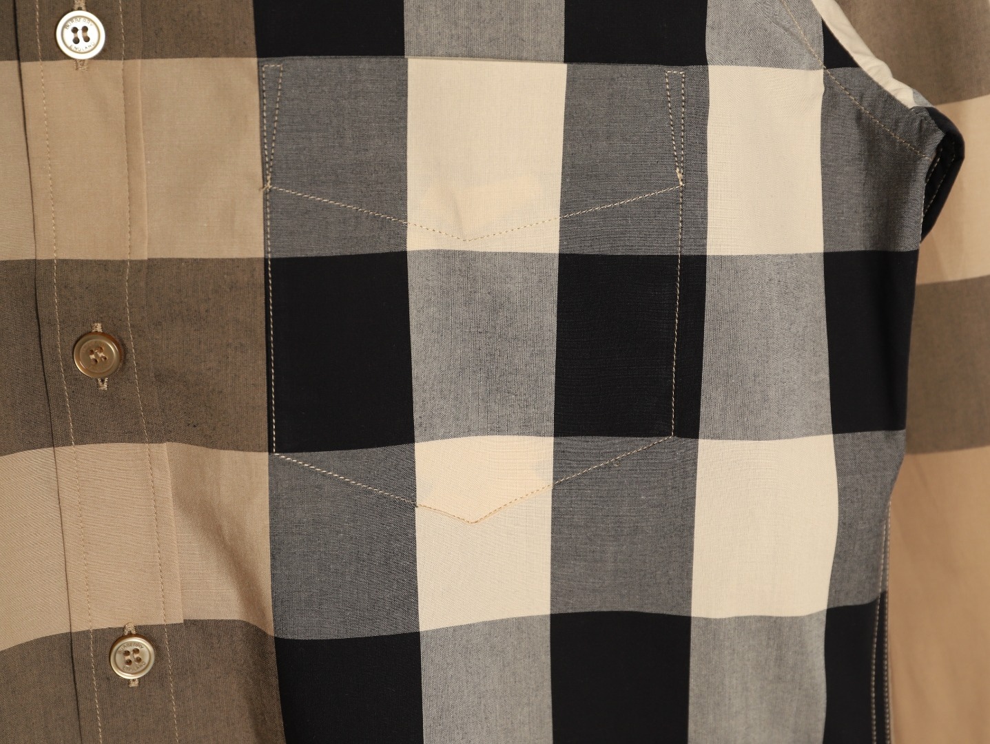 Burberry/巴寶莉 經典大格紋棉質襯衫
定制原版一致80支精梳棉單線紗，紗線全部訂染，最終確定織法，
無論是格型大小線條粗細均達到Y版水平並且布料沒有尾斜現象，
紅外線裁剪對條對格單件裁，保證大貨品質，
定制塔羅貝油封噴漆扣子自然發亮（不同市場版都是樹脂扣），裁片、領子坐領 門邊 袖口 部位加了燙薄，
全部要對格對位出成品，紅外激光定位對格取位，
每個獨立的尺碼都是定位裁片，前幅，口袋，袖子等部位都是對格對位的，
工序複製，費時費料，經典簡單氣質不失大牌，面料上身舒適柔軟卻又挺括有型，