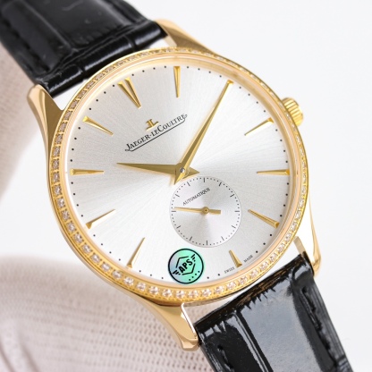 APS新品首發 積家大師系列1218420，傳統與現代的和諧樂章。Master Ultra Thin 超薄大師系列小秒針腕表精鋼款搭（直徑 39 毫米），內載896機芯。此自動上鏈機械機芯精准指示時、分、小秒。
1⃣全新大師系列兩針半採用原裝一致的896機新一比一開模
2⃣簡約精緻的錶盤採用立體式logo，錶盤搪瓷精緻而細膩，帶有標誌性的放射紋
3⃣指針與原裝一致採用陰陽針，一半拉絲一半拋光，錶帶採用進口小牛皮，一鍵式快拆錶帶表扣更加便捷