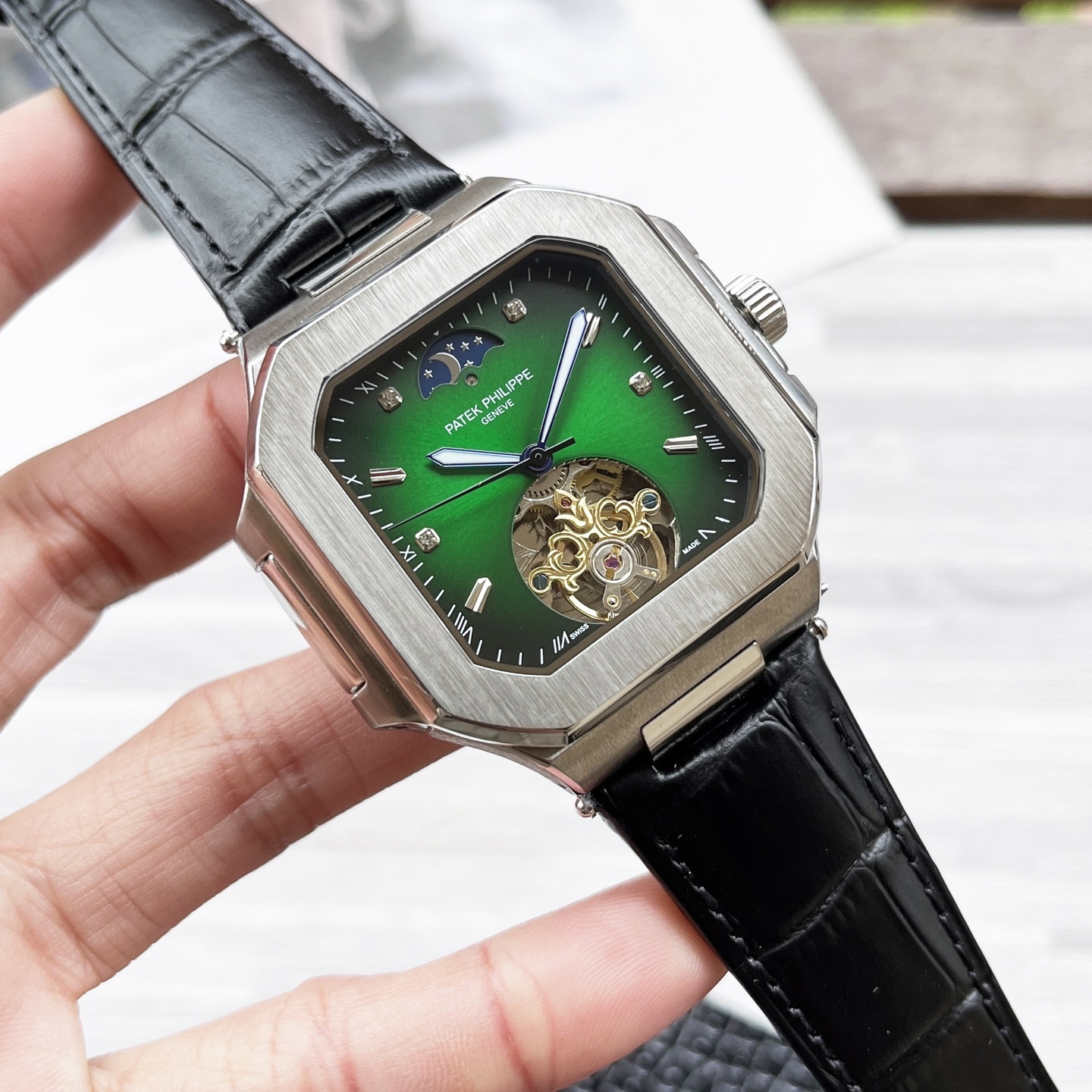 
八角殼系列 精緻百搭🎈🎈
【最新】：卡地亞🔥最新設計🔥大飛輪精品🎈🎈
【類型】：精品男士腕表
【錶帶】：真牛皮錶帶
【機芯】：高端全自動機械機芯
【鏡面】：礦物質強化玻璃（更高清）
品味高雅 浩瀚大氣 匠心獨運 腕間瑰寶
尺寸：直徑42mm厚12mm熱賣上市！歡迎轉載！