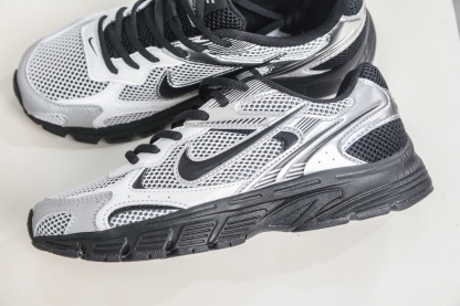 NK Air Zoom Vomero 20 經典復古潮流運動跑鞋 
貨號：HM0829 111
SIZE：36 36.5 37.5 38 38.5 39 40 40.5 41 42 42.5 43 44 45