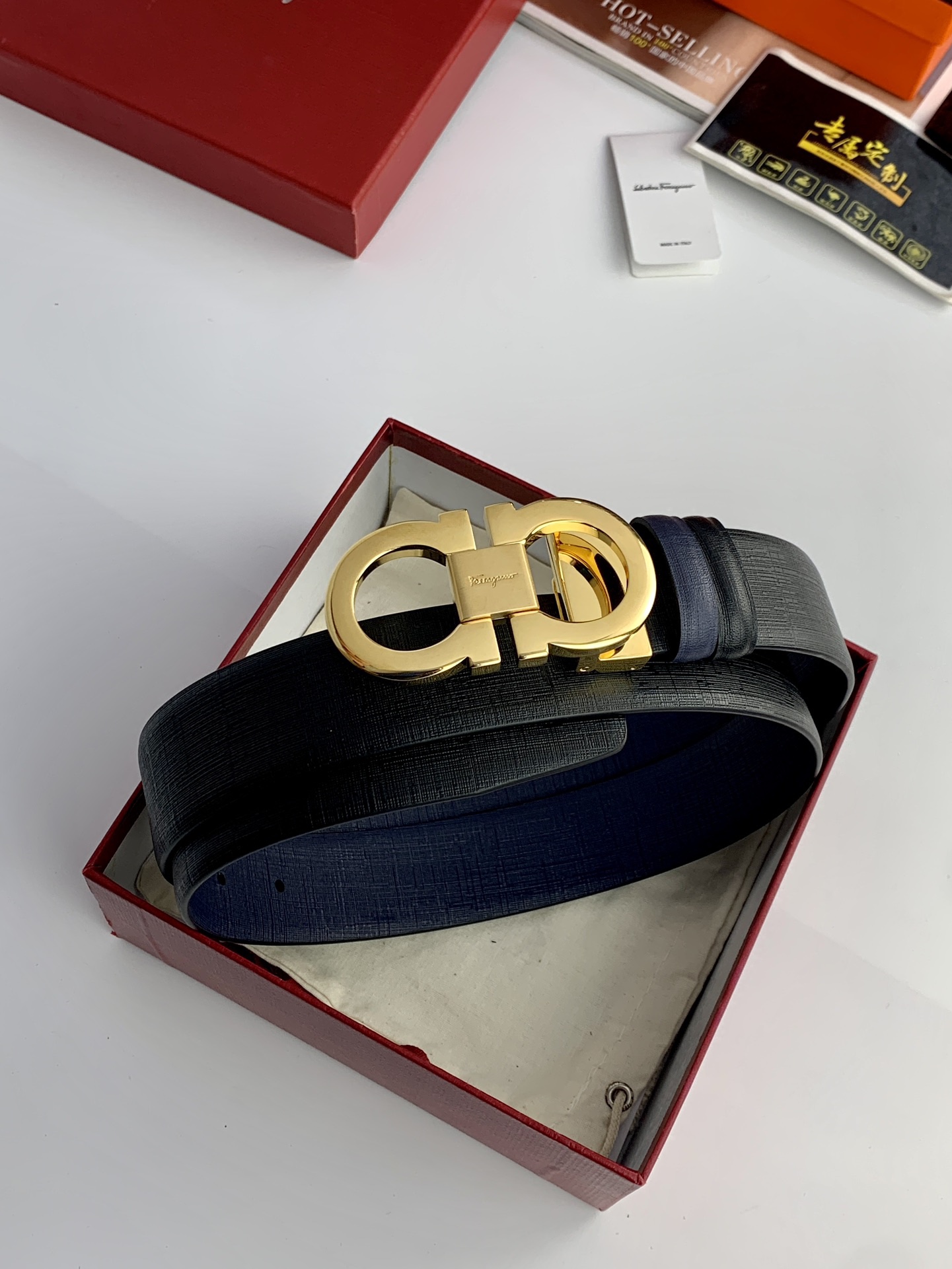 〖F家〗這款皮帶採用雙面小牛皮，搭配純銅八字扣，打造高雅考究的造型。寬3.5cm，長度可調節，達到量身定制般的修身效果。