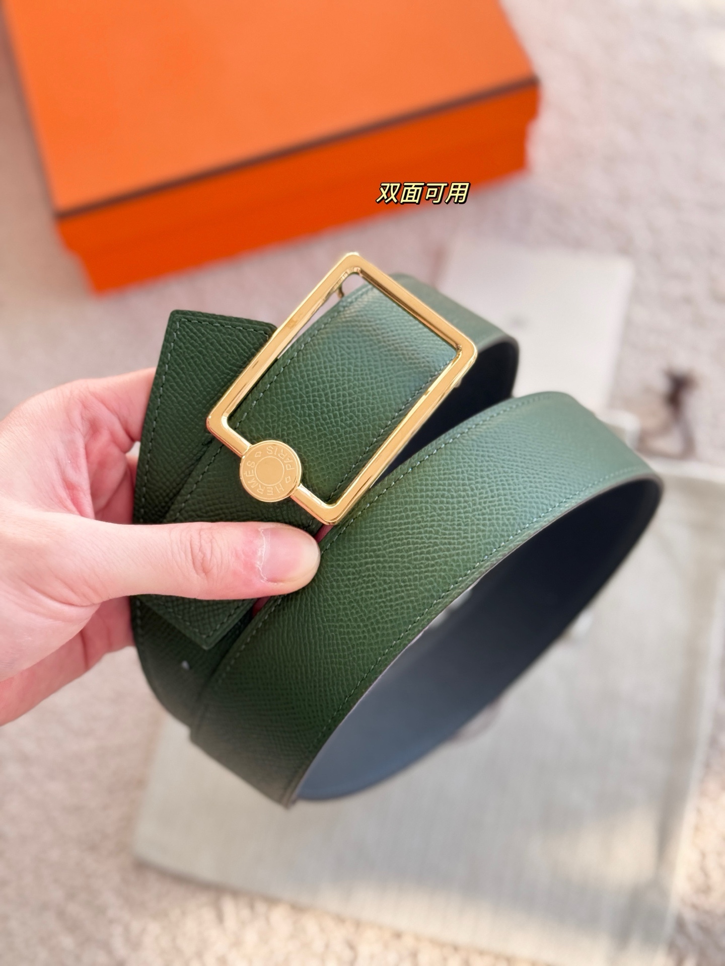 
❤️款 （ Y AA 080 ）OSCAR 搭配双面进口Epsom 皮 宽度38MM 以其精湛工艺高品质材料和经典设计备受推崇 是男士腰带顶级选择 简约大气 适合商务和休闲场合 产品手感细腻 不仅是实用配饰 更是身份与品味的象征 ❤️