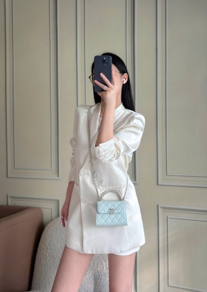 Chanel 25S 新款本季 最火的小球牛皮Kelly 手柄包
這顆絕對是黑馬
第一眼看到就深深愛上💕
顏值不必說 直接閉眼入不會錯
很好打理 也是百搭型
實現了單背斜挎腋下背手拎的效果📷
簡直就是福音〰️
很精緻 值得珍藏🔝

五金：全鋼18K淺金
皮料：獨家Haas小牛皮
尺寸：𝟏𝟒.𝟓*𝟏𝟏.𝟓*𝟓.𝟓 𝚌𝚖
型號：AS3237