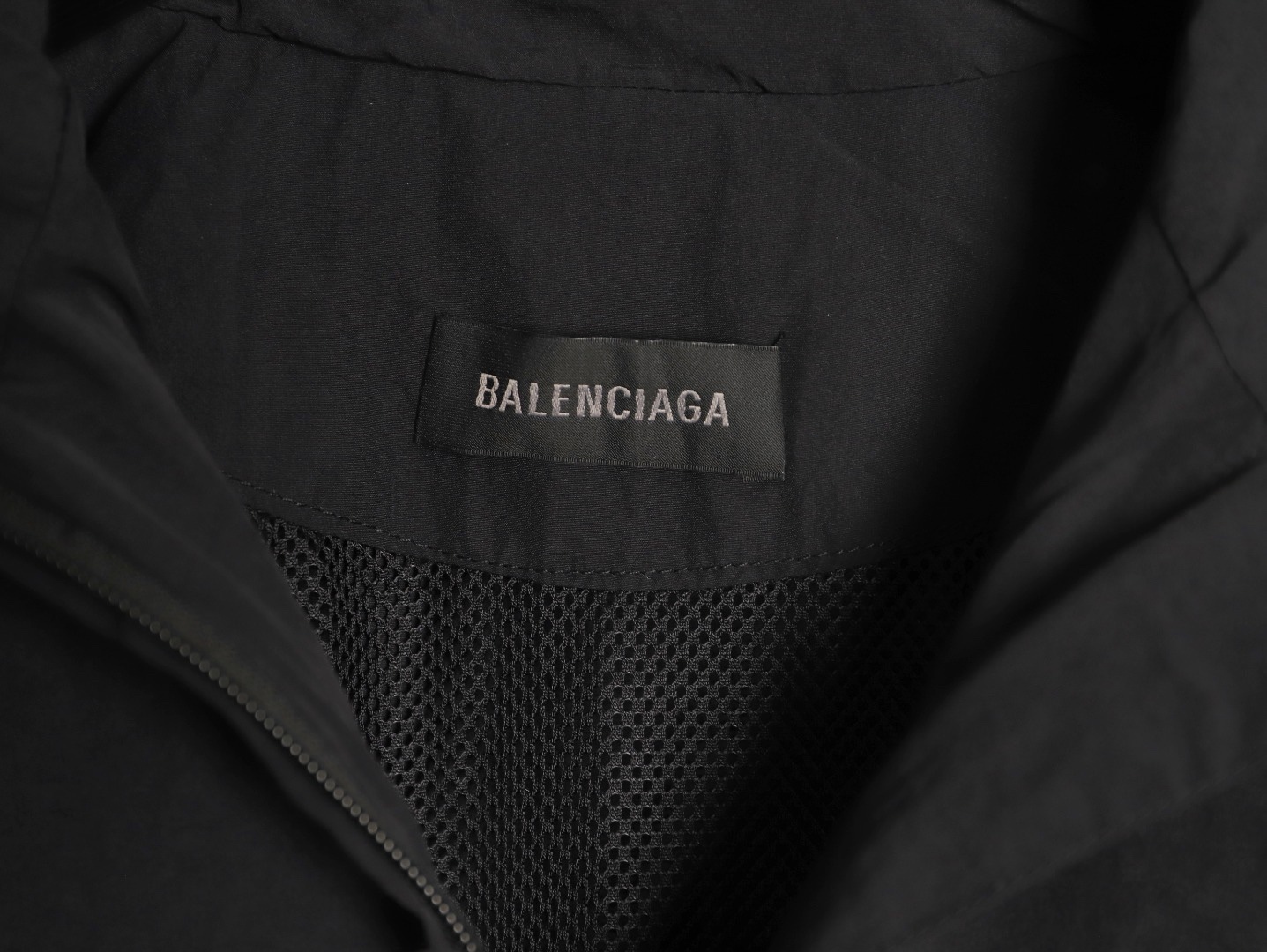 🔝Balenciaga 巴黎世家 26SS 3M徽章衝鋒衣夾克外套
Football系列夾克 黑色主調+灰色Logo刺繡 緞面材質自帶光澤 oversize版型超顯瘦 立領設計利落有型 袖口和下擺細節豐富 左下角“88”數字+品牌元素 辨識度超高 日常街頭、暗黑風都能輕鬆駕馭 搭配同系列衛衣或褲子 酷感造型輕鬆get
尺碼：XS-L