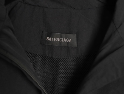 🔝Balenciaga 巴黎世家 26SS 3M徽章衝鋒衣夾克外套
Football系列夾克 黑色主調+灰色Logo刺繡 緞面材質自帶光澤 oversize版型超顯瘦 立領設計利落有型 袖口和下擺細節豐富 左下角“88”數字+品牌元素 辨識度超高 日常街頭、暗黑風都能輕鬆駕馭 搭配同系列衛衣或褲子 酷感造型輕鬆get
尺碼：XS-L