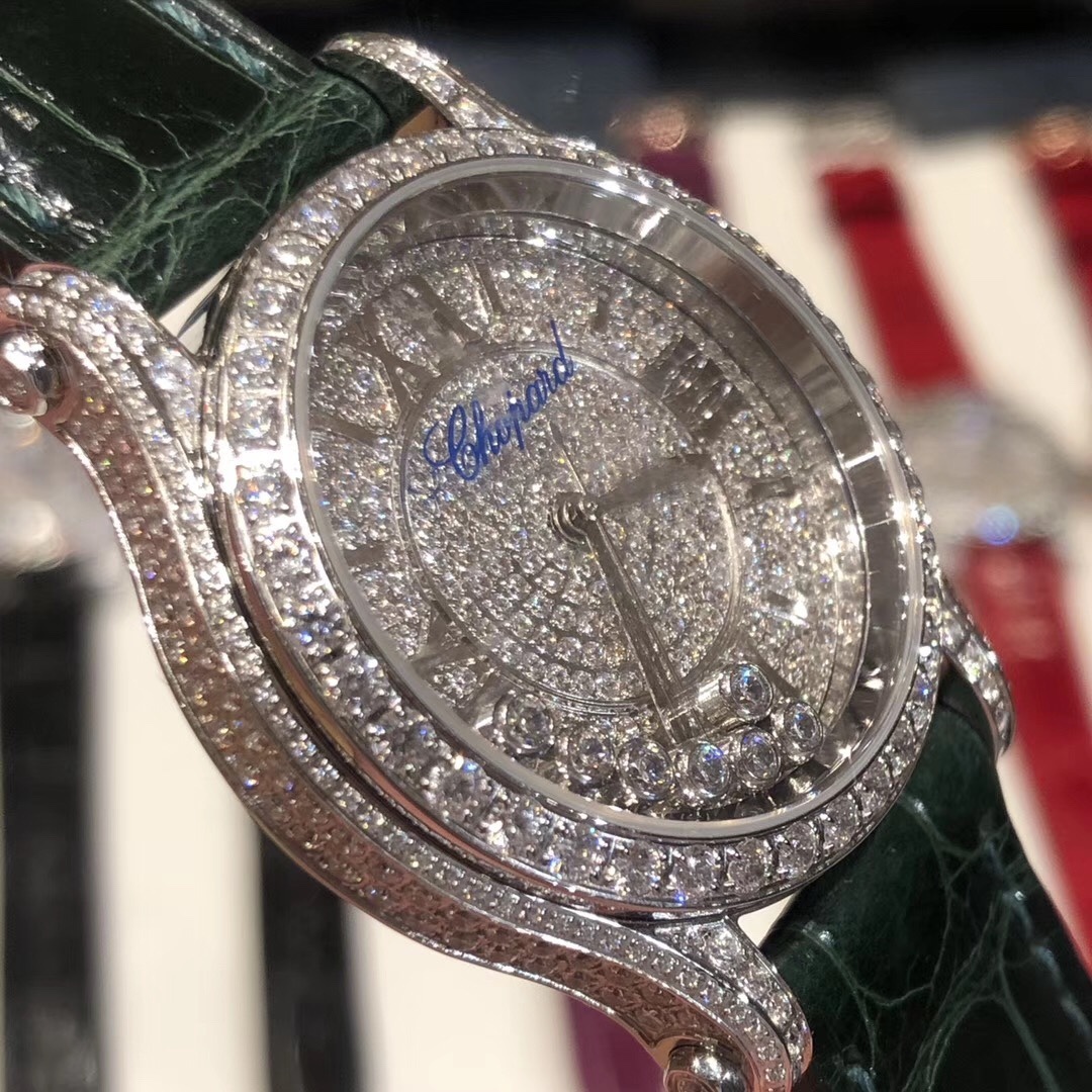 （NL）2025最新款滿天星   原裝搭配美洲鰐魚錶帶 搭配原莊進口日本9015機芯 蕭邦（HAPPY DIAMONDS）作為蕭邦最暢銷的系列一直以細膩的手法詮釋蕭邦標誌性靈動鑽石的概念，此系列作品柔美而時尚，都說男戴萬國女戴蕭邦 有金（進）有鑽（賺）寓意也很好。錶盤內的鑽石滾珠可自由滑行轉動，時來運轉 財運滾滾，讓每一位女性都以最迷人的造型驚艷世人。 這次給大家帶來的蕭邦快樂鑽系列 這次給大家帶來的蕭邦快樂鑽系列 是肖邦旗下最具代表性的腕表 最有特色的夾層玻璃的7顆，7顆鑽石產生自旋 猶如舞蹈