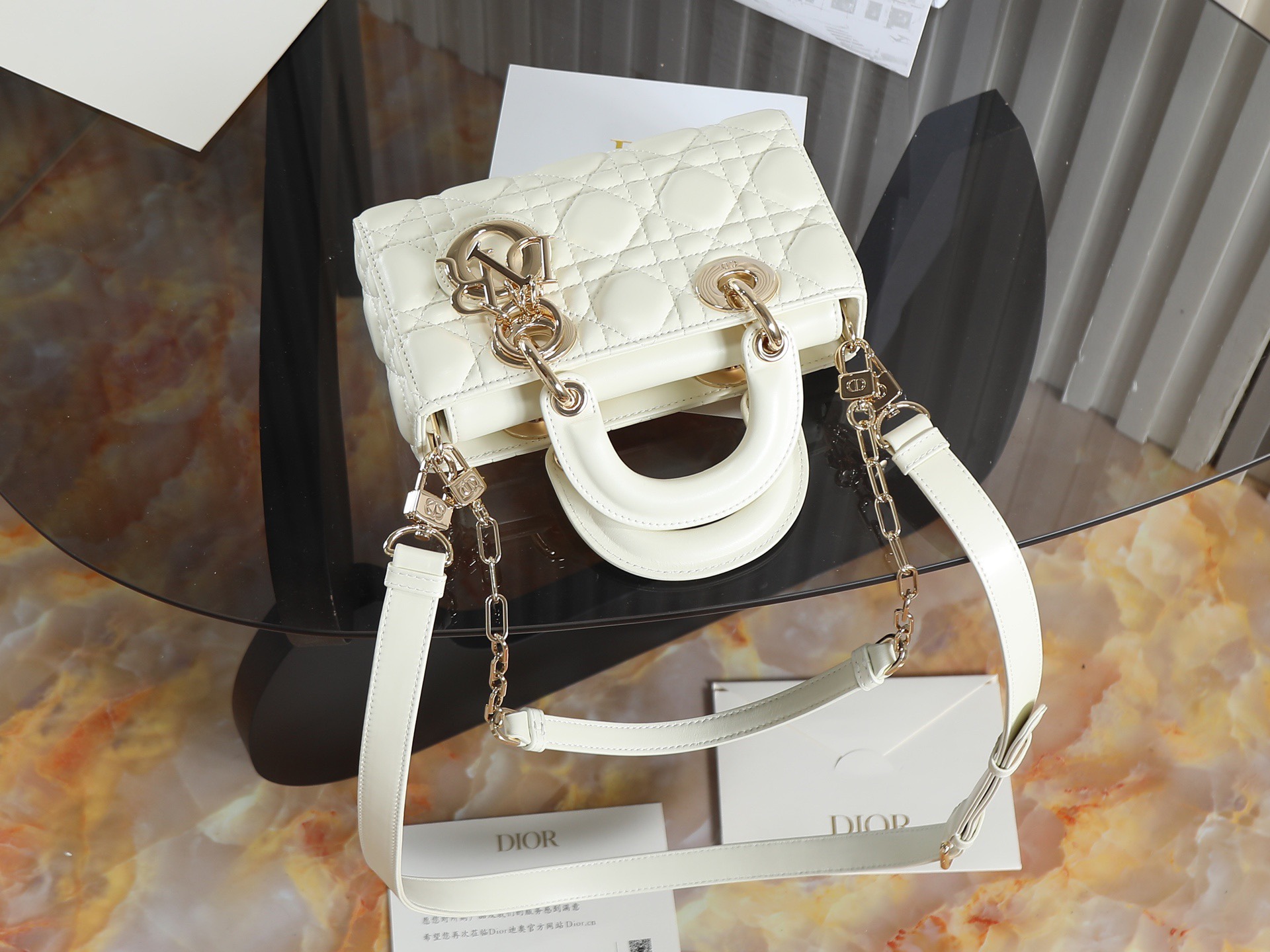 原廠級 白色 迷你尺寸
𝗗𝗶𝗼𝗿 𝗗-𝗝𝗼𝘆 𝗯𝗮𝗴羊皮2025款新款
時尚果然就是輪回，回歸了一把中古戴妃
長方包形，短鏈條➕細長肩帶直接封神！！
復古時髦感超強，真是什麼場合都可以把住
絕對是lady中的天花板了，強勢出圈啦姐妹們
款號：0636
尺寸：19x10.5x5.5cm
