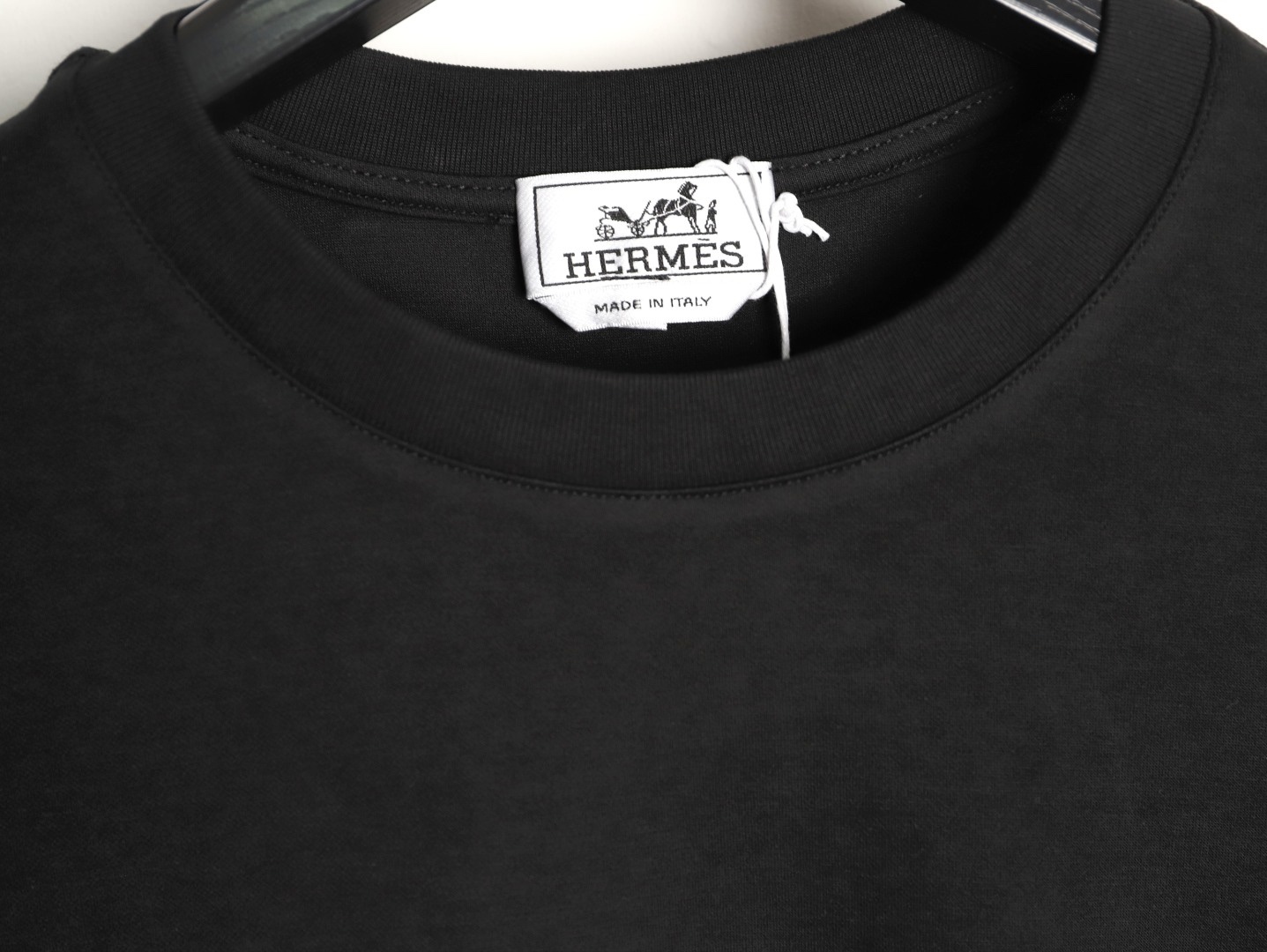 🔝HERMES愛瑪仕 真皮H字貼片短袖T恤
正品購入，21支洗後維斯棉190克，1*1羅紋230克，面料拼接，模板刺繡，定制1：1真皮皮標，定制1：1商標，寬松版型
B Size：S-XL