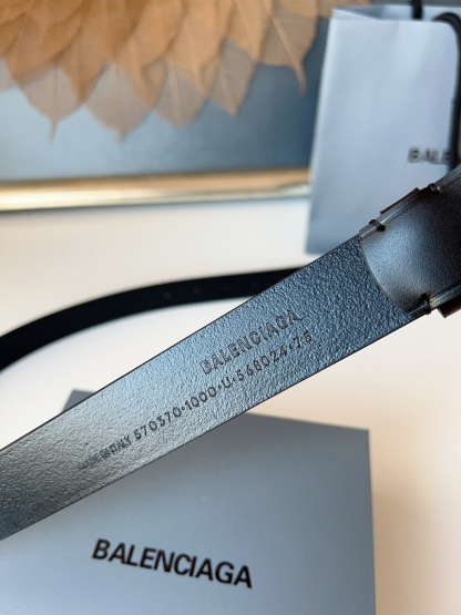 巴黎世家（Balenciaga）寬度3.0cm 是法國的奢侈品牌，作為時尚界最具影響力品牌之一的地位。設計師源於：都市時尚潮流獨特的設計風格，採用進口小牛皮製作；搭配純銅復古五金，使其更具魅力。值得擁有的百搭精品！