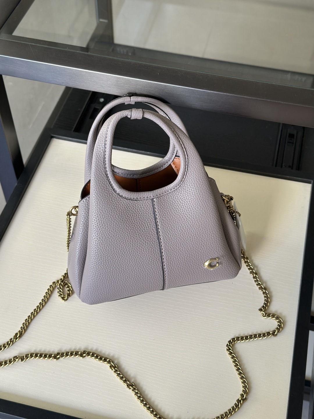 Coach新款首發🔥Lana19 mini號
尺寸：19✖️17cm
精緻小巧，簡約時尚
可手拎，可斜挎 ☑️小號 灰紫色
尺寸：19✖️17cm