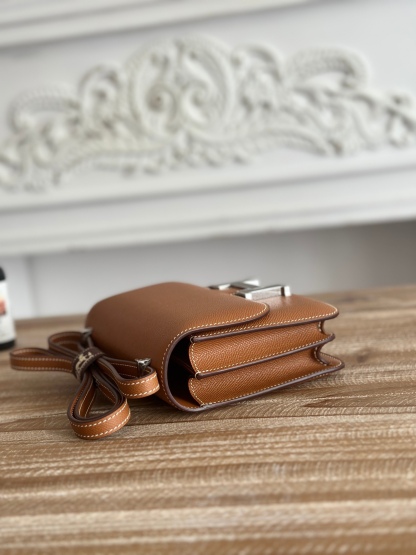 康康  空姐包  
constance  19cm  
epsom掌紋小牛皮  半收工  蠟線縫製