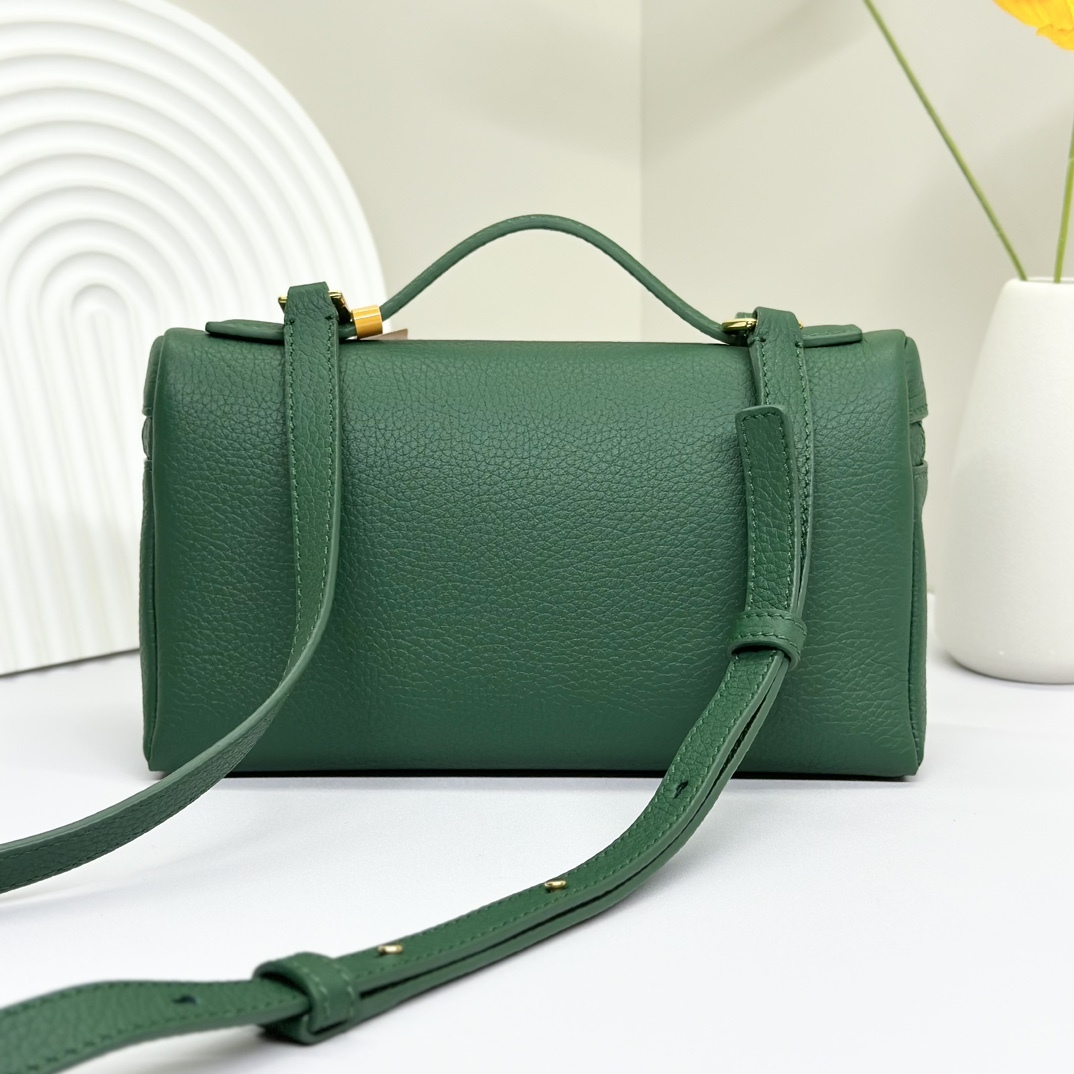 𝓸𝓻𝓸 𝓟𝓲𝓪𝓷𝓪諾悠翩雅
𝑬𝒙𝒕𝒓𝒂 𝑷𝒐𝒄𝒌𝒆𝒕 𝑳𝟏𝟗 
這是一款大開口結構的功能性設計的手拿包，經典風格和簡約設計的組合體。包身採用進口原廠小牛皮材質，輕微的錘紋呈現優雅的紋理，內里採用進口原廠小羊皮。皮革手柄和可拆卸肩帶，可打造出不同背法實用百搭。雙向拉鍊開合，搭配My Charms銀色金屬掛飾。（LP特級全鋼配件五金）
size：11×19×6.5cm
貨號：FAN4046
配套全套專櫃禮盒包裝🎁