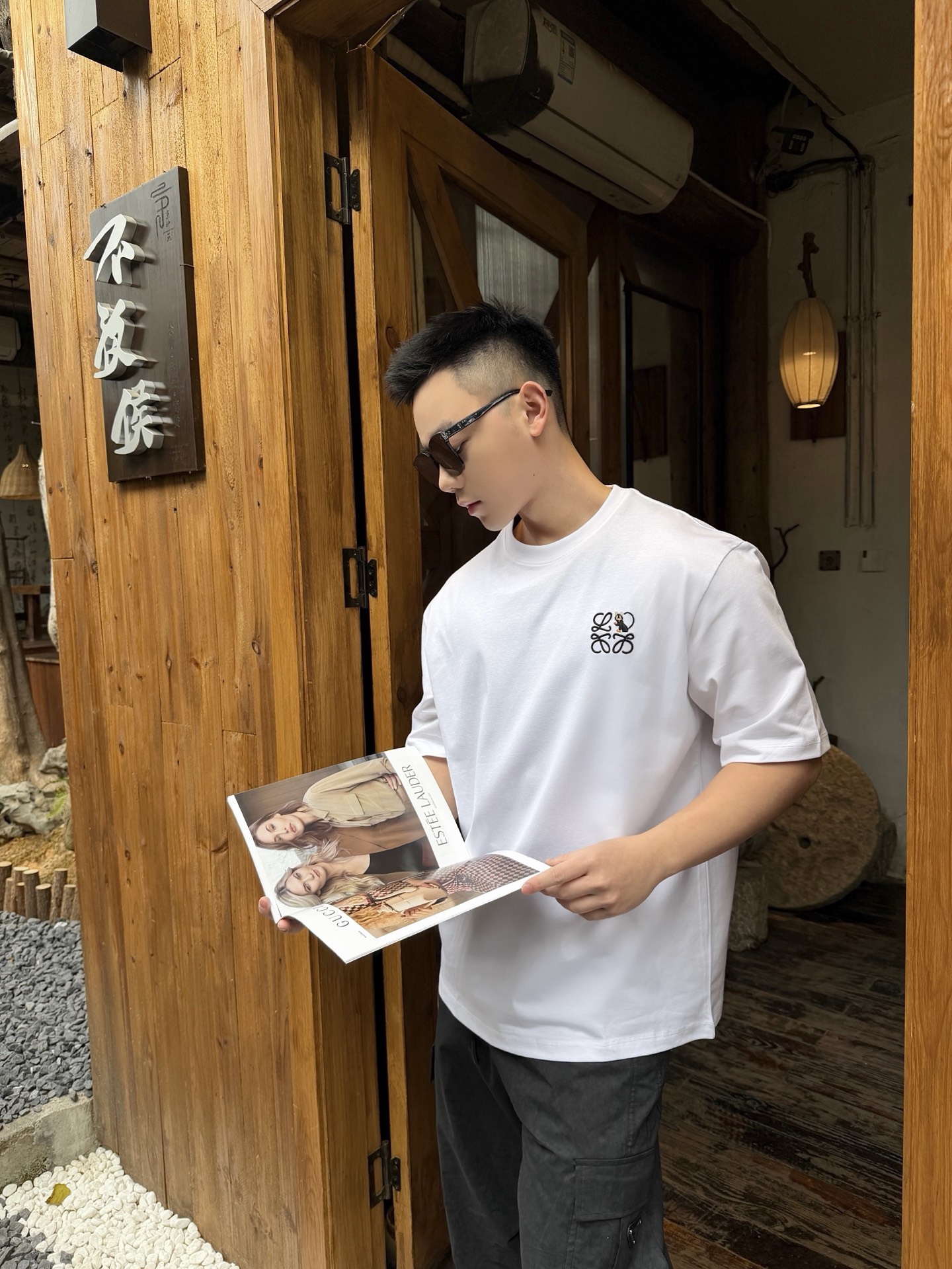 🔝LOEWE X LOUIS WAIN 羅意威 貓咪刺繡短袖T恤
定制緞光精密超柔錦棉，採用進口機刺繡工藝，精度高，線條流暢而細膩，面料都經過澆洗，手感質感更佳，不易變形，不易縮水，不易褪色，寬松版型
B Size：S-XL