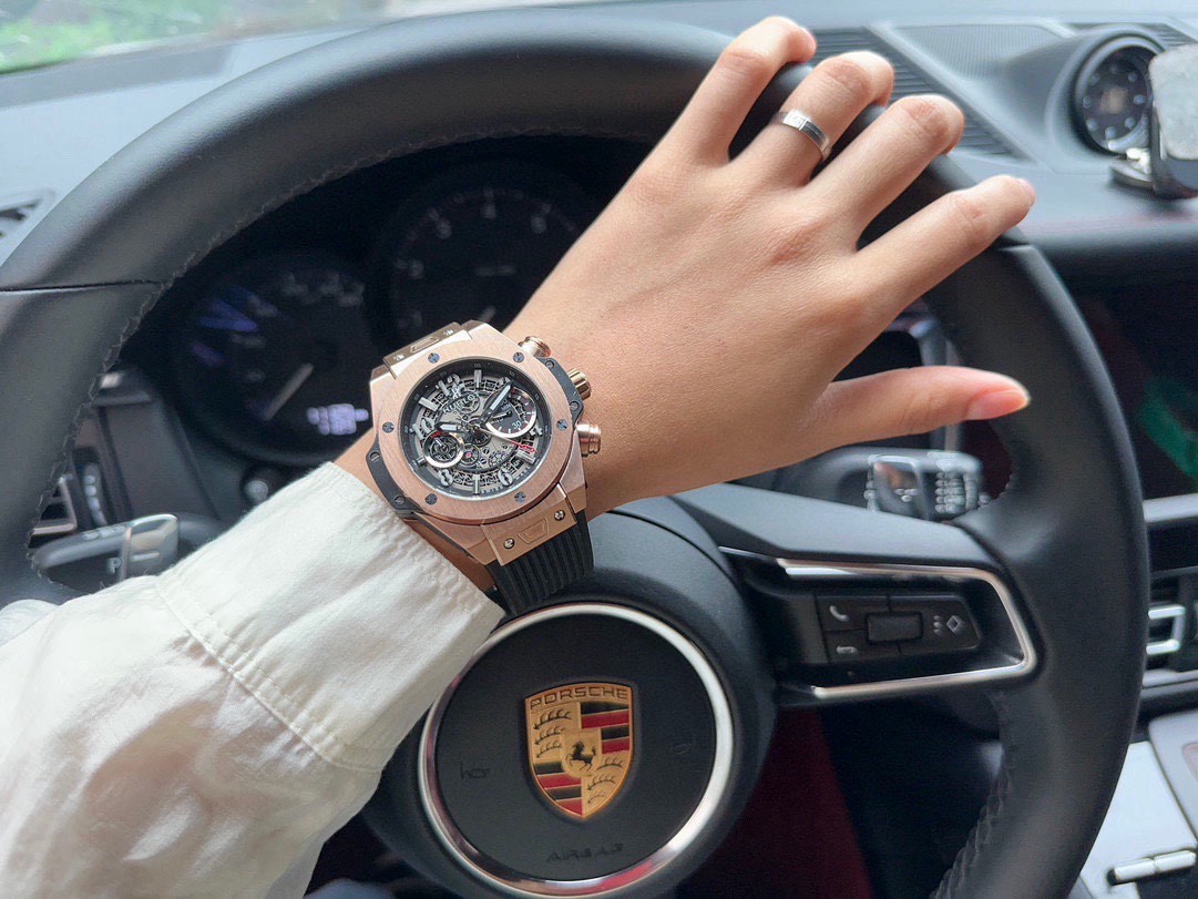 恆寶 Hublot精品男士腕表，勁爆鏤空設計，技藝精湛，獨具匠心，尊貴大氣，紳士風範。採用全自動機械機芯，頂級316精鋼表殼，天然橡膠錶帶，礦物質超強鏡面，尺寸43*13