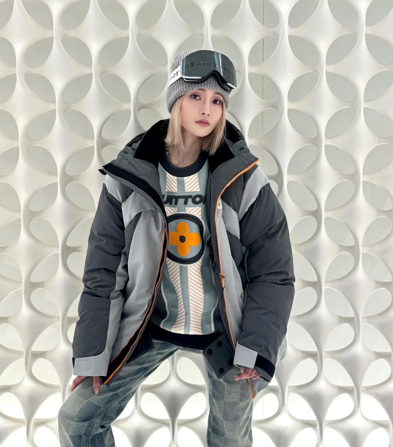 Louis Vuitton/路易威登 25Fw 滑雪系列花卉雙拉鍊連帽羽絨服
定制5合1防絨密織與3合1雙線防絨格紋料，新國標90白鴨絨，充絨飽滿，極致禦寒。 電腦機械充絨，精准計算克重，數字稱重，確保蓬松均勻。進口機刺繡，精密控制，線條流暢細膩。壓花復合，電腦掃描對位，特製膠水固化，粘接牢固。 膠漿印花，三次網板修改，烘烤固色，圖案持久。3D立體絎縫，數控分隔，防止羽絨結塊移位。
A Size:46-52