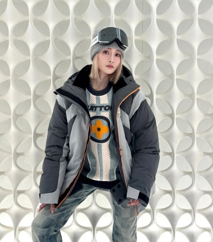 Louis Vuitton/路易威登 25Fw 滑雪系列花卉雙拉鍊連帽羽絨服
定制5合1防絨密織與3合1雙線防絨格紋料，新國標90白鴨絨，充絨飽滿，極致禦寒。 電腦機械充絨，精准計算克重，數字稱重，確保蓬松均勻。進口機刺繡，精密控制，線條流暢細膩。壓花復合，電腦掃描對位，特製膠水固化，粘接牢固。 膠漿印花，三次網板修改，烘烤固色，圖案持久。3D立體絎縫，數控分隔，防止羽絨結塊移位。
A Size:46-52