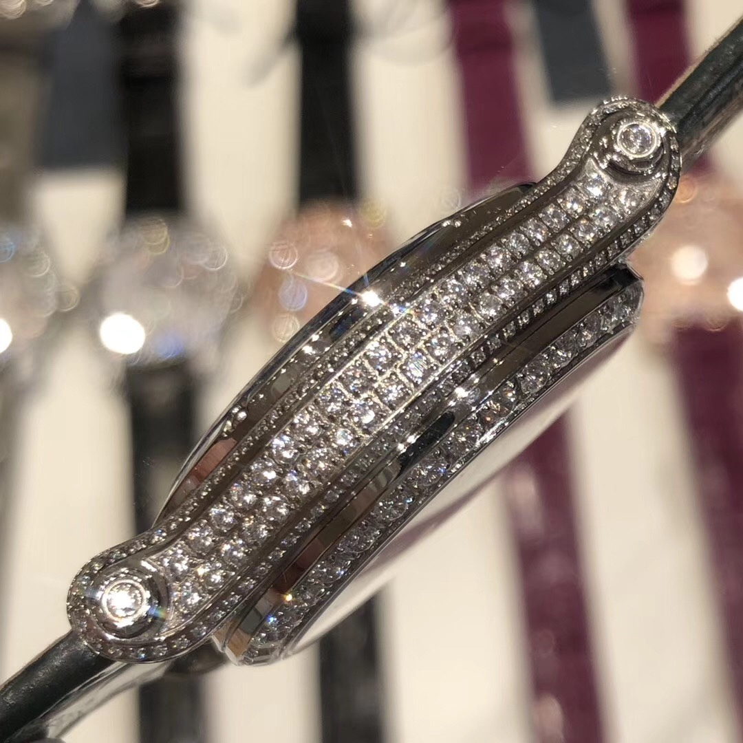 （NL）2025最新款滿天星   原裝搭配美洲鰐魚錶帶 搭配原莊進口日本9015機芯 蕭邦（HAPPY DIAMONDS）作為蕭邦最暢銷的系列一直以細膩的手法詮釋蕭邦標誌性靈動鑽石的概念，此系列作品柔美而時尚，都說男戴萬國女戴蕭邦 有金（進）有鑽（賺）寓意也很好。錶盤內的鑽石滾珠可自由滑行轉動，時來運轉 財運滾滾，讓每一位女性都以最迷人的造型驚艷世人。 這次給大家帶來的蕭邦快樂鑽系列 這次給大家帶來的蕭邦快樂鑽系列 是肖邦旗下最具代表性的腕表 最有特色的夾層玻璃的7顆，7顆鑽石產生自旋 猶如舞蹈