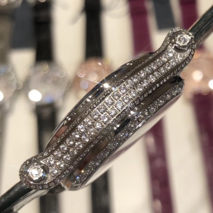 （NL）2025最新款滿天星   原裝搭配美洲鰐魚錶帶 搭配原莊進口日本9015機芯 蕭邦（HAPPY DIAMONDS）作為蕭邦最暢銷的系列一直以細膩的手法詮釋蕭邦標誌性靈動鑽石的概念，此系列作品柔美而時尚，都說男戴萬國女戴蕭邦 有金（進）有鑽（賺）寓意也很好。錶盤內的鑽石滾珠可自由滑行轉動，時來運轉 財運滾滾，讓每一位女性都以最迷人的造型驚艷世人。 這次給大家帶來的蕭邦快樂鑽系列 這次給大家帶來的蕭邦快樂鑽系列 是肖邦旗下最具代表性的腕表 最有特色的夾層玻璃的7顆，7顆鑽石產生自旋 猶如舞蹈