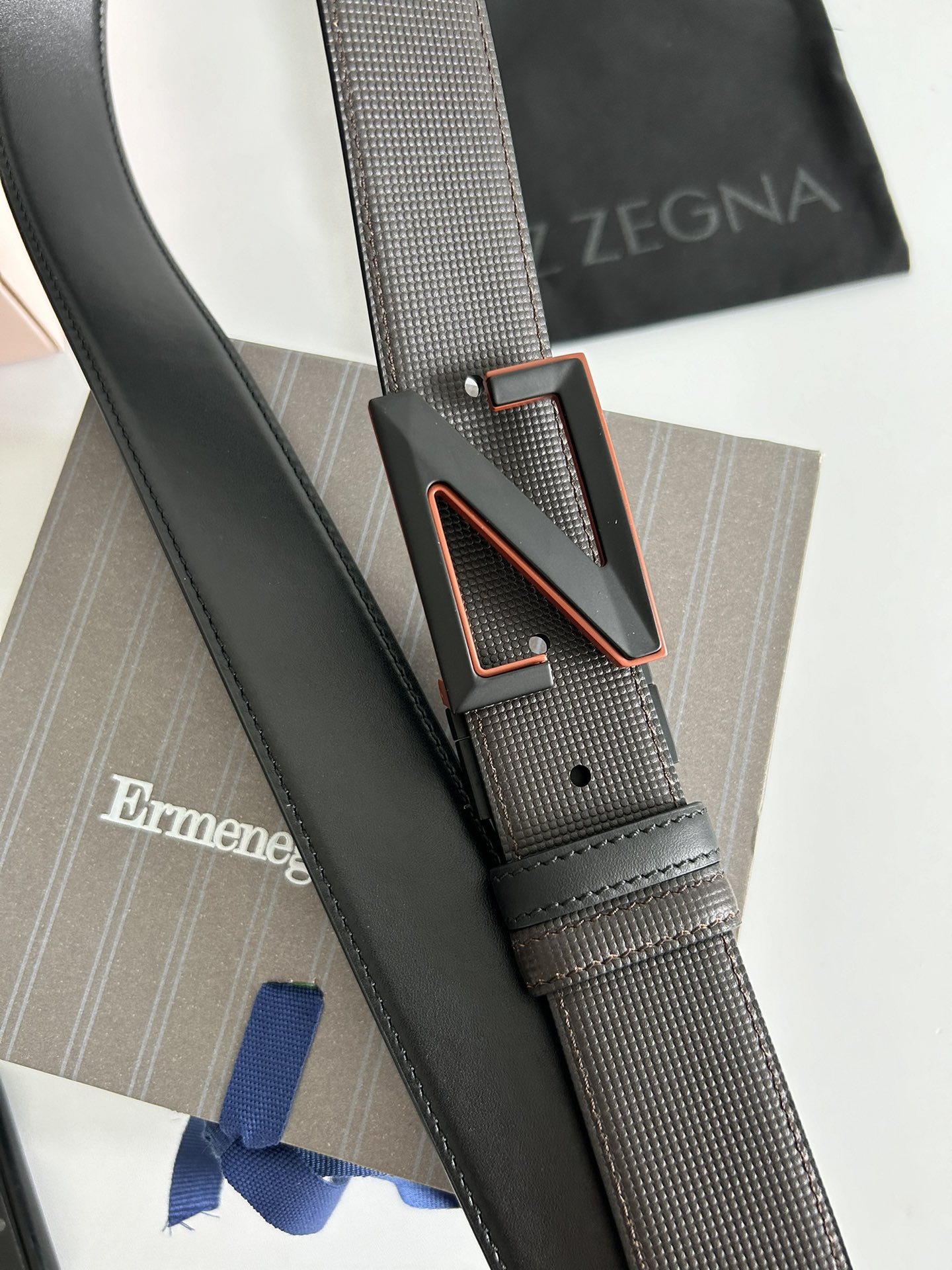 傑尼亞【Zegna】何謂當代男士 活動造型 系列，新款純銅旋轉針扣，雙面可用 隨心搭配，寬3.5cm，男士風尚的全新概念.