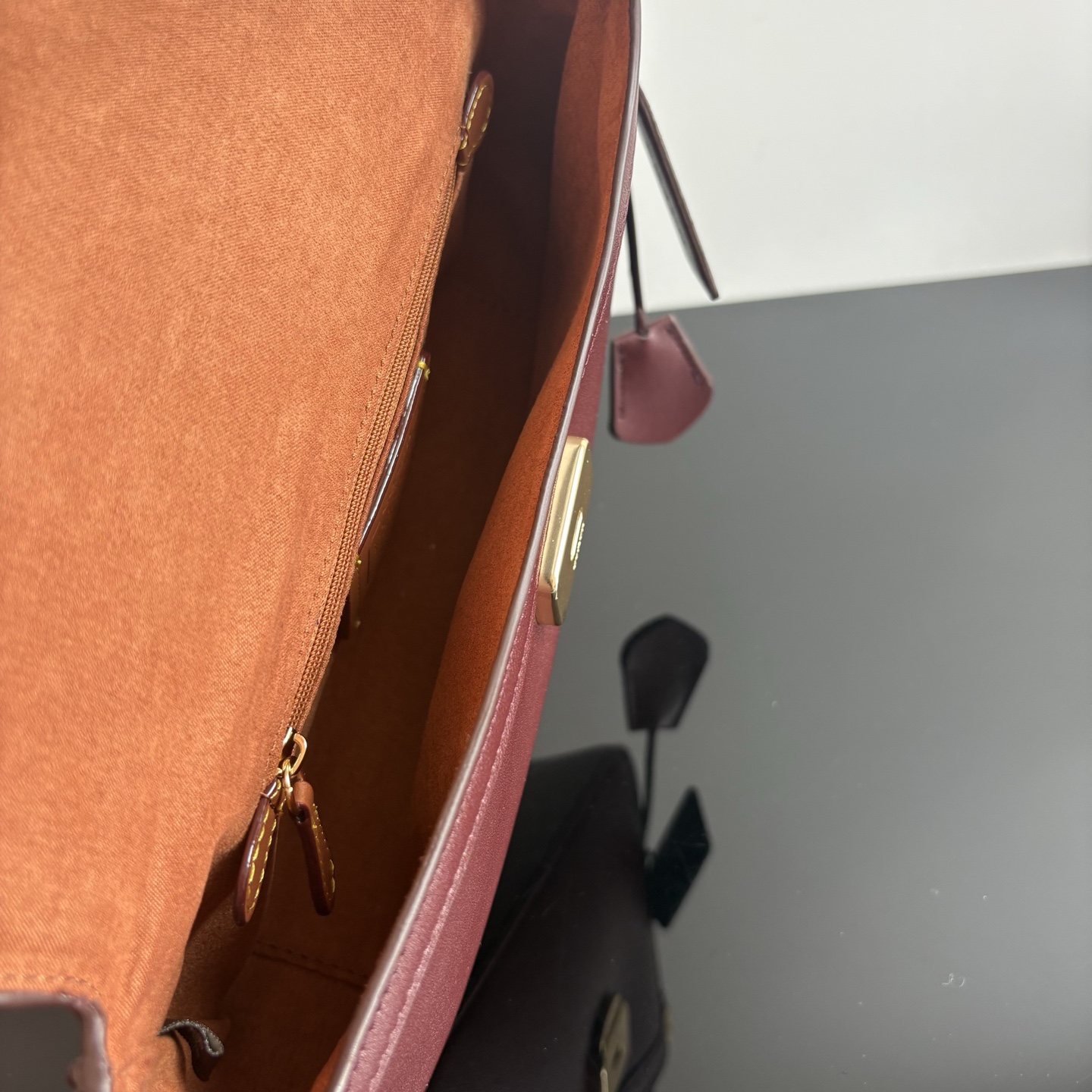 
【新品】COACH/蔻馳奧萊女士ETTA25號翻蓋單肩包腋下包高級通勤 CCV65尺寸25*13.5*6