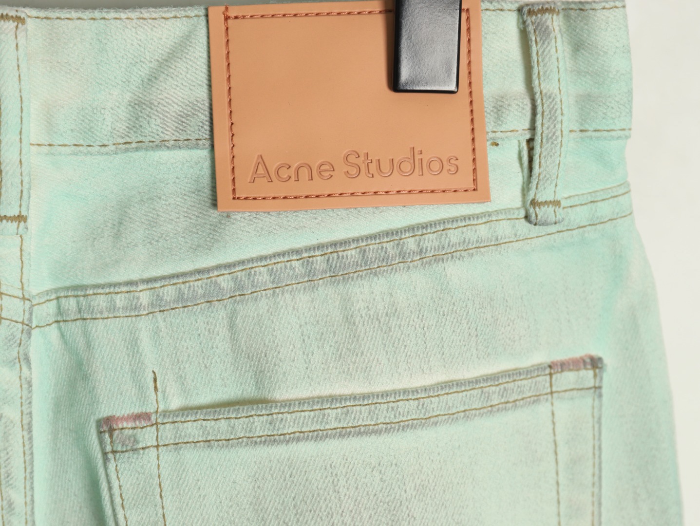 Acnestudios 1981M25ss不規則做舊手工夜光牛仔褲
重工做舊 泥染塗料廢土系列 在燈光強光照射下螢光粉塗料.男女同款
J 碼數：XS.S.M.L.