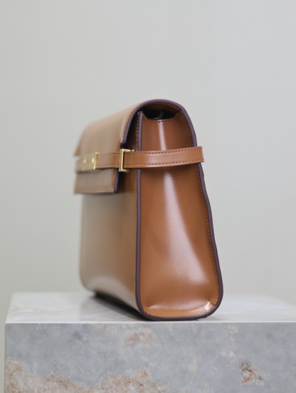 Manhattan_29cm
翻蓋曼哈頓法棍包，一改以往經典的logo，取而代之低調簡約的設計風格，它有點像H家的凱莉，很有復古的味道！商務➕休閒兩者結合，總結起來就是百搭！可以手拿，可以單肩或斜挎，一包多用，滿足了商務型女士，又滿足了小女生的休閒！精心挑選的意大利牙簽紋牛皮、完美的走線、精緻的五金讓整個包包都散髮出高級的味道！
型號：579271
尺寸：29x20.5x7cm