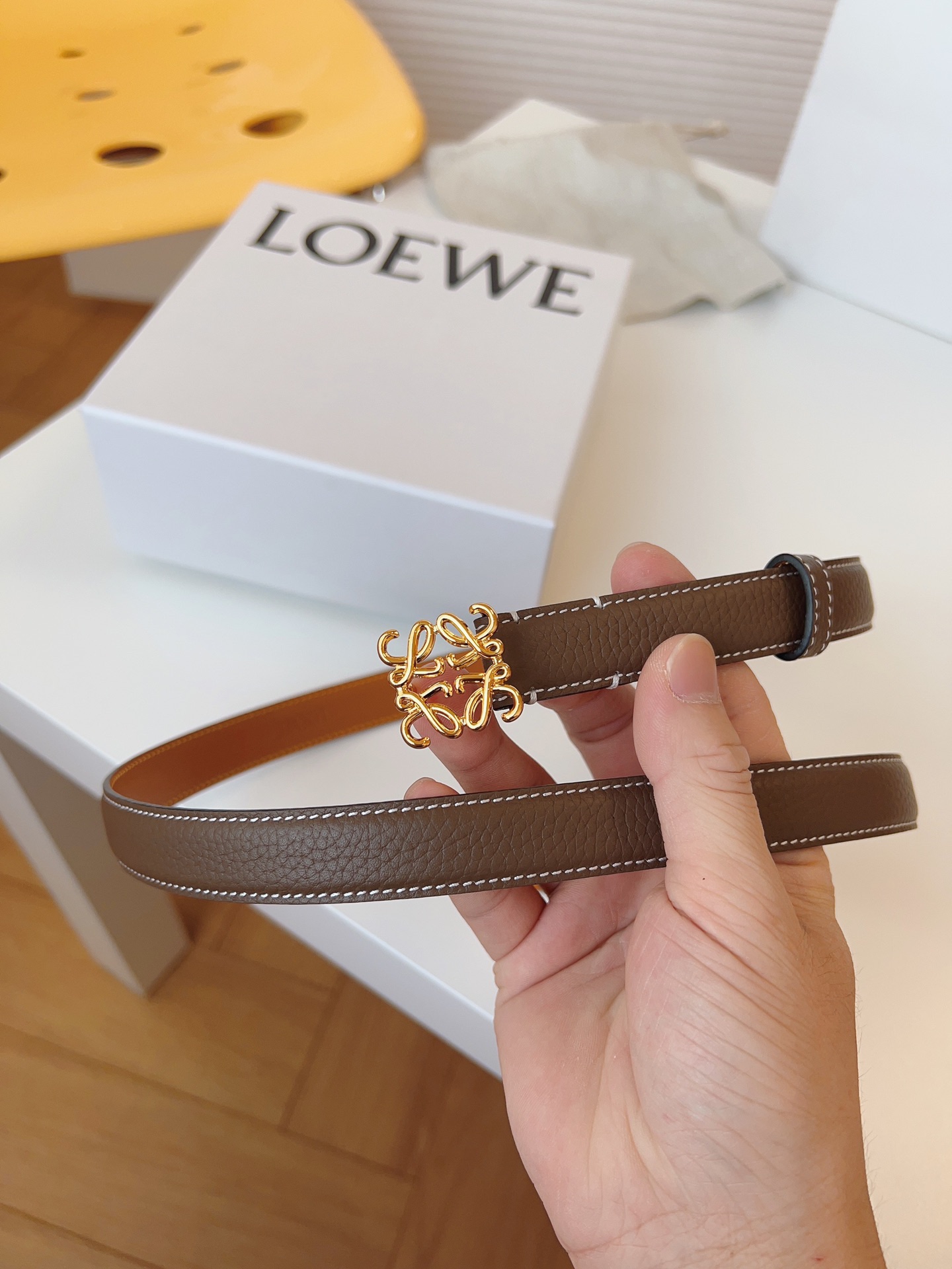 
Loewe 羅意威 經典粒面小牛皮，極簡風格的搭配，腰帶早已不是勒緊褲腰的工具，而是提升衣品，畫龍點睛的飾品；此款腰帶易搭配服飾。皮帶寬度：2.0cm
