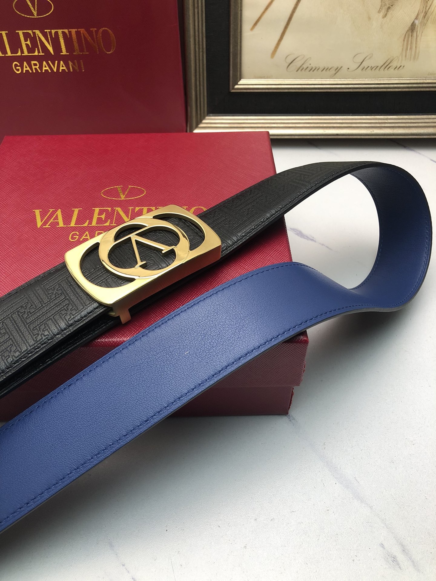 華倫天奴：原單頭層小牛皮燙印花紋，內襯頭層牛皮底，營造織紋外觀。飾以標誌原單扣。專櫃寬度4.0