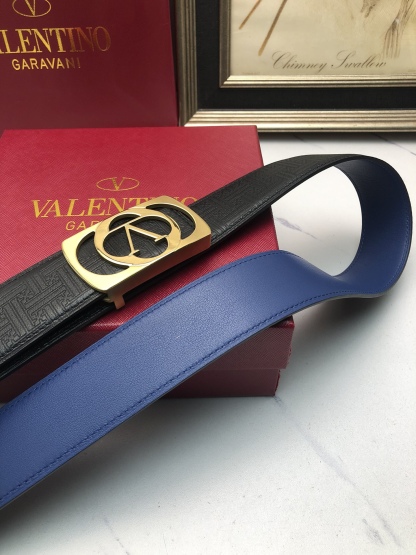 華倫天奴：原單頭層小牛皮燙印花紋，內襯頭層牛皮底，營造織紋外觀。飾以標誌原單扣。專櫃寬度4.0