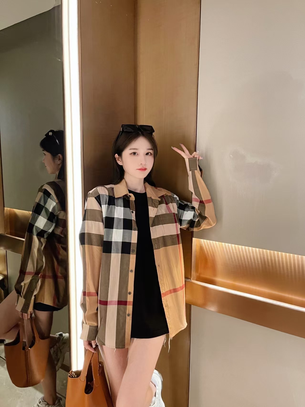 Burberry/巴寶莉 經典大格紋棉質襯衫
定制原版一致80支精梳棉單線紗，紗線全部訂染，最終確定織法，
無論是格型大小線條粗細均達到Y版水平並且布料沒有尾斜現象，
紅外線裁剪對條對格單件裁，保證大貨品質，
定制塔羅貝油封噴漆扣子自然發亮（不同市場版都是樹脂扣），裁片、領子坐領 門邊 袖口 部位加了燙薄，
全部要對格對位出成品，紅外激光定位對格取位，
每個獨立的尺碼都是定位裁片，前幅，口袋，袖子等部位都是對格對位的，
工序複製，費時費料，經典簡單氣質不失大牌，面料上身舒適柔軟卻又挺括有型，