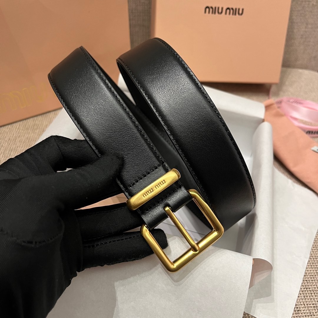 MiuMiu 今年大爆款上新‼️‼️
這就是野性與可愛結合的反差美！
關但寬度粗 腰頭大 有一種野性與可愛結合的反差美～
炎名系上有甜酷甜酷的氛圍感喔#
寬度 ：3.5cm