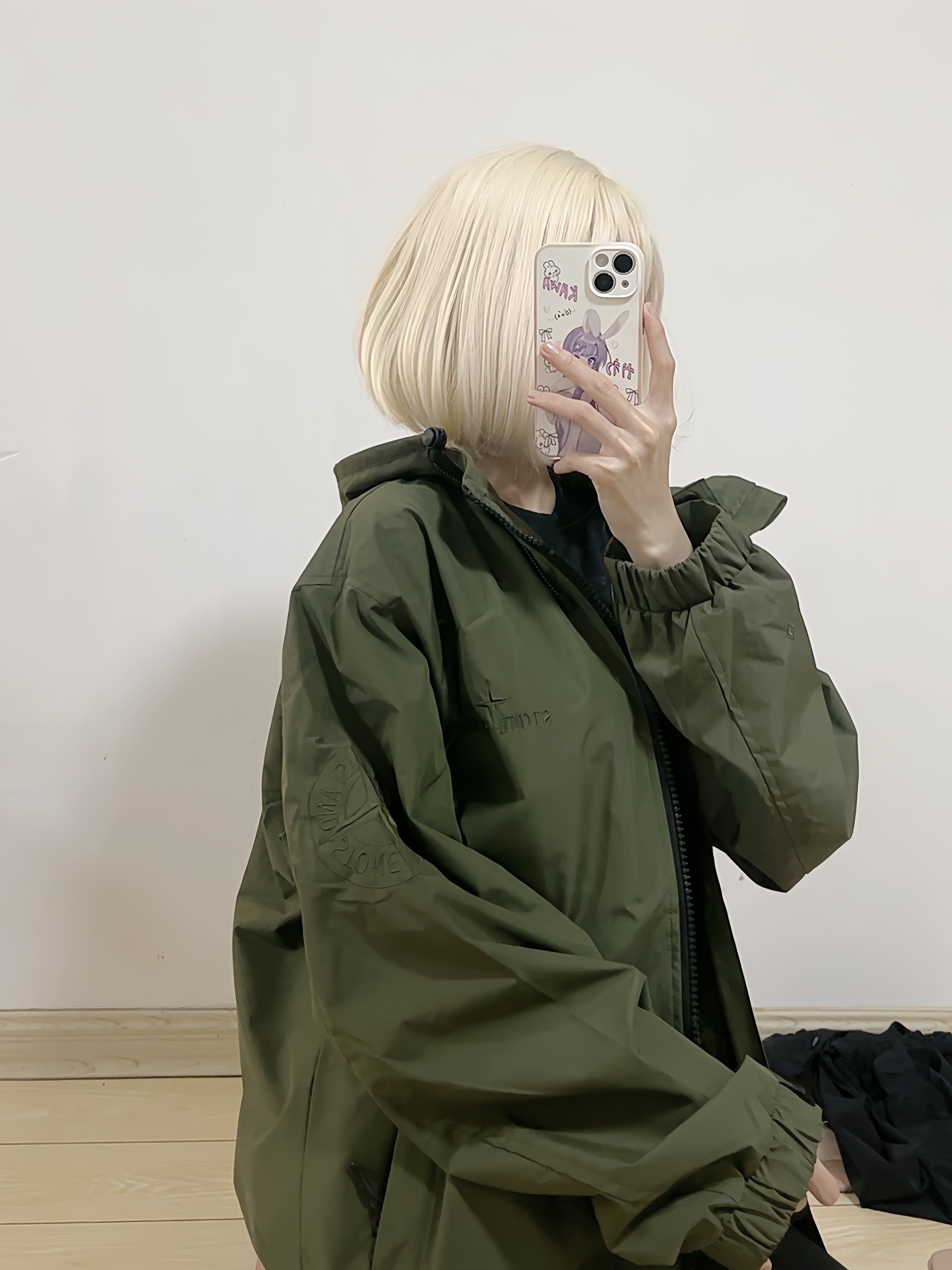 Stone Island/石頭島 24ss 手臂刺繡羅盤衝鋒衣外套
石頭島春季最熱單品 超級吸睛的一款衝鋒衣外套 一眼就能愛上 採用梭織防風防水面料 手感細膩順滑 寬松連帽的版型  水洗標一應俱全 細節滿滿的一款衝鋒衣 大廠代工 品質可靠 

-略帶復古感的機能衝鋒衣 城市徒步 戶外穿行都很出挑 男女都可以駕馭的一款潮流單品 
Color：黑色
A Size：S-XXL